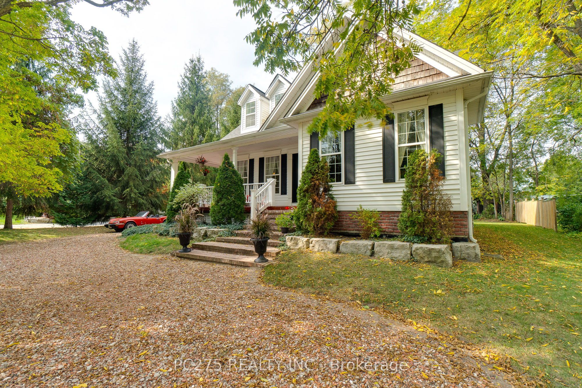 23 Mactavesh Crescent Property Photo 3