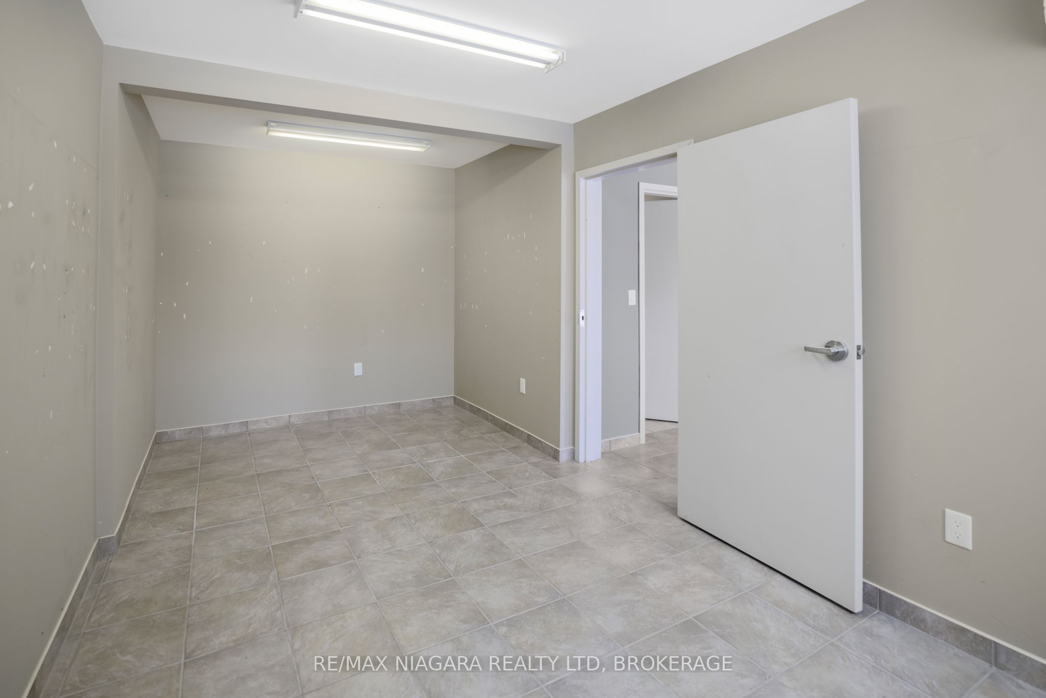 4807 Kent Avenue 102 Property Photo 6