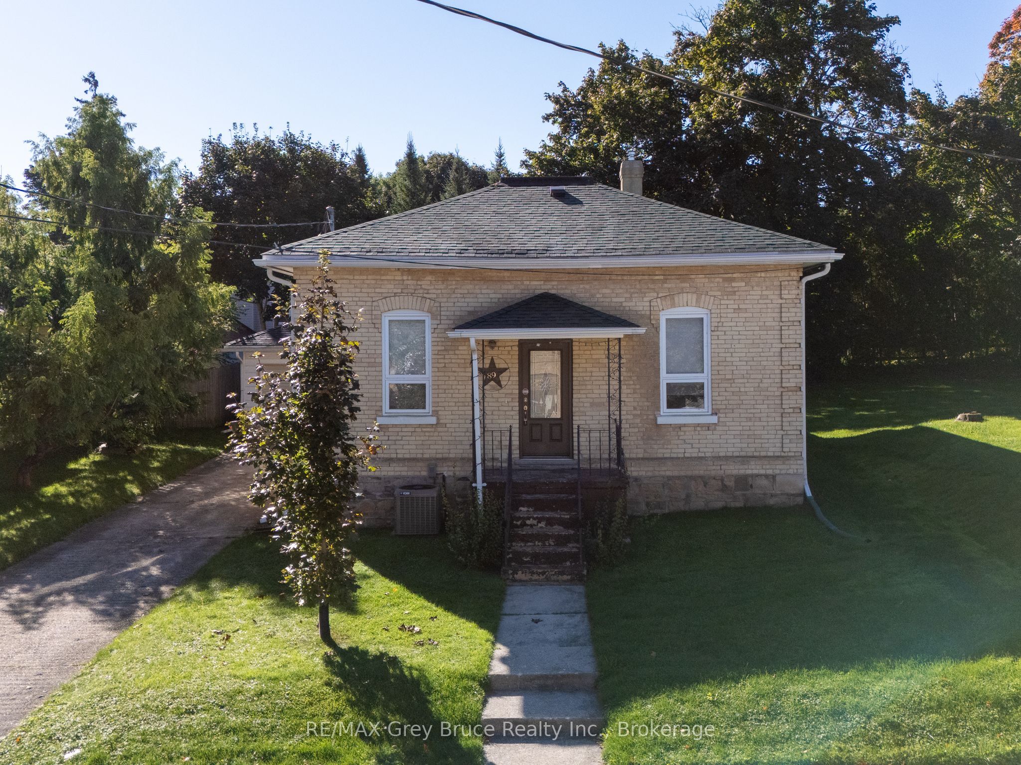 89 3rd St SW Property Photo 1