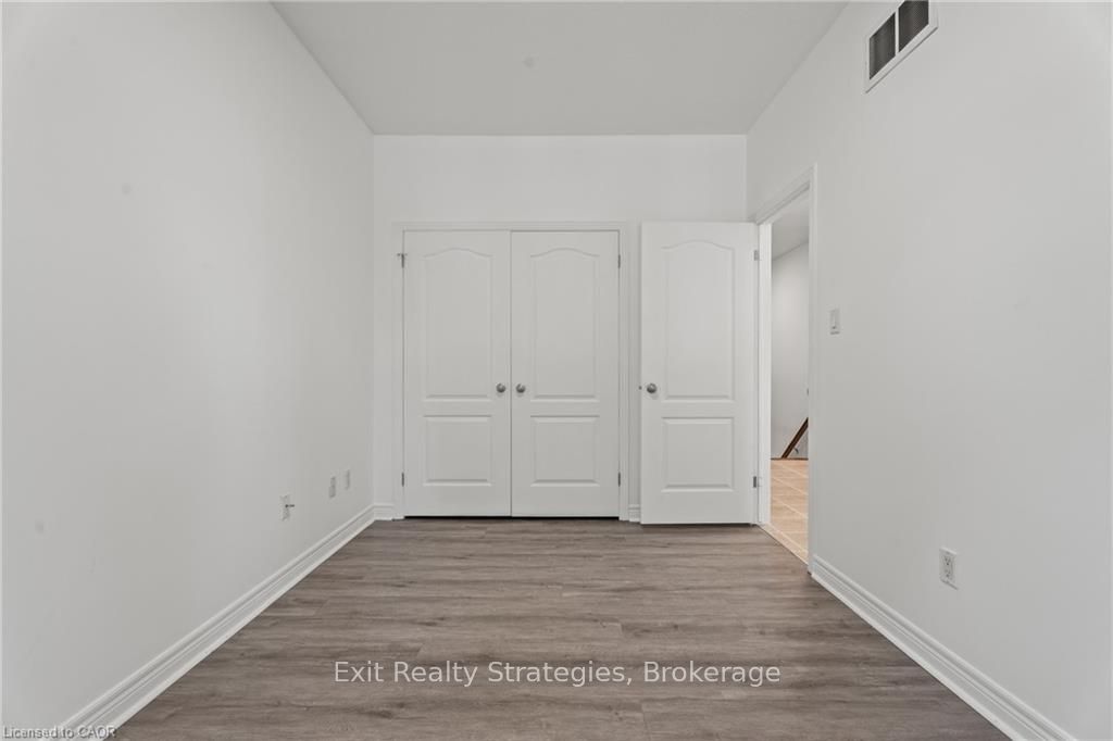 68 Hallmark Trail E 39 Property Photo 6