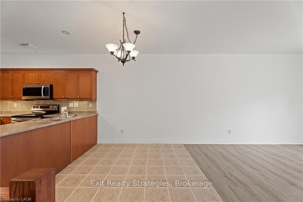 68 Hallmark Trail E 39 Property Photo 10