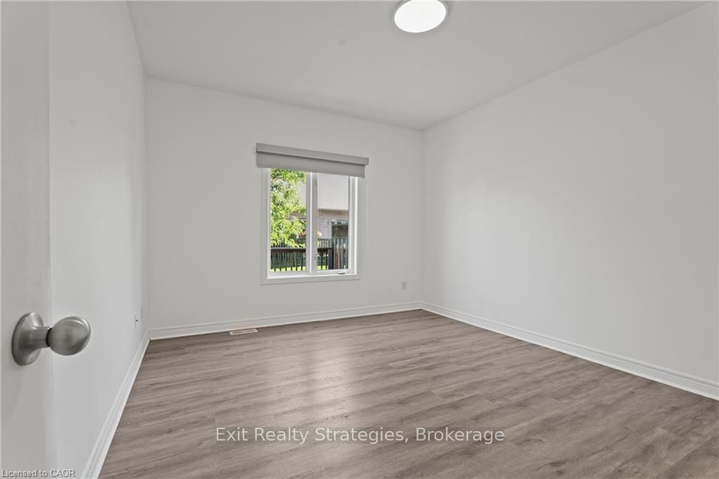 68 Hallmark Trail E 39 Property Photo 13