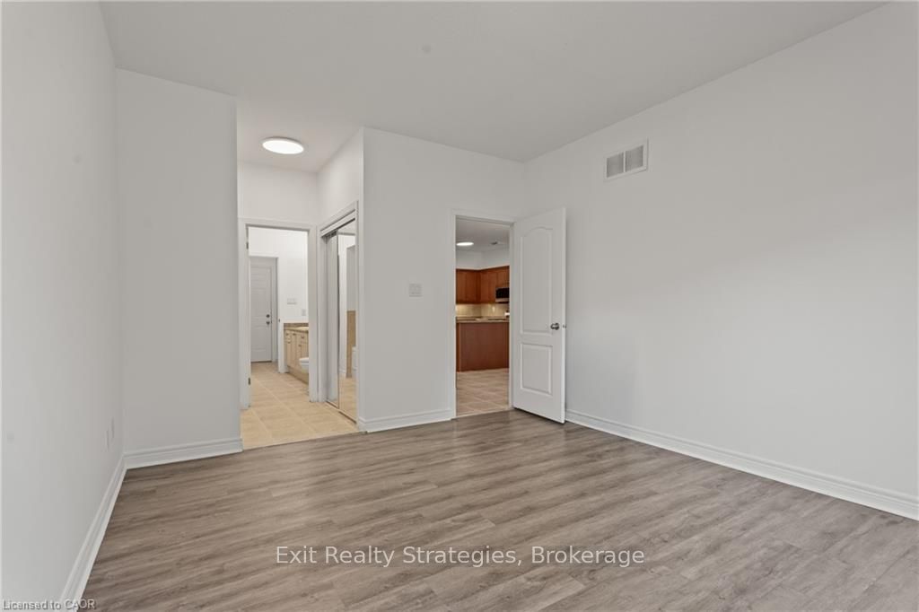 68 Hallmark Trail E 39 Property Photo 14