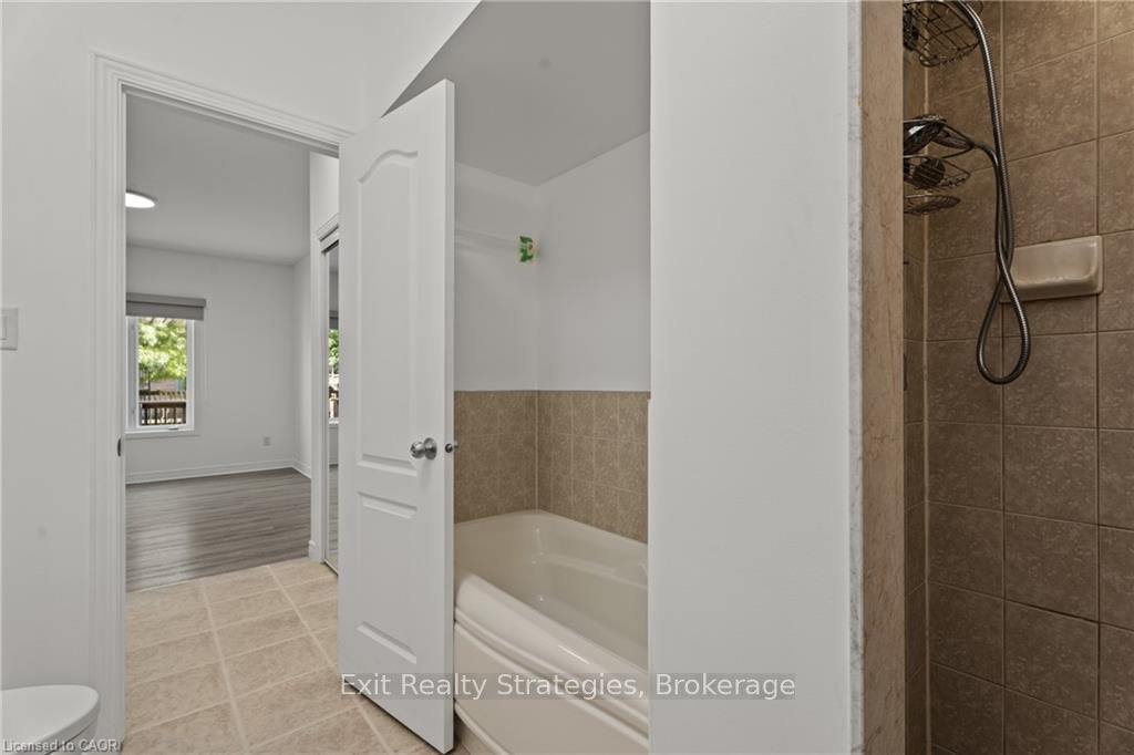 68 Hallmark Trail E 39 Property Photo 17