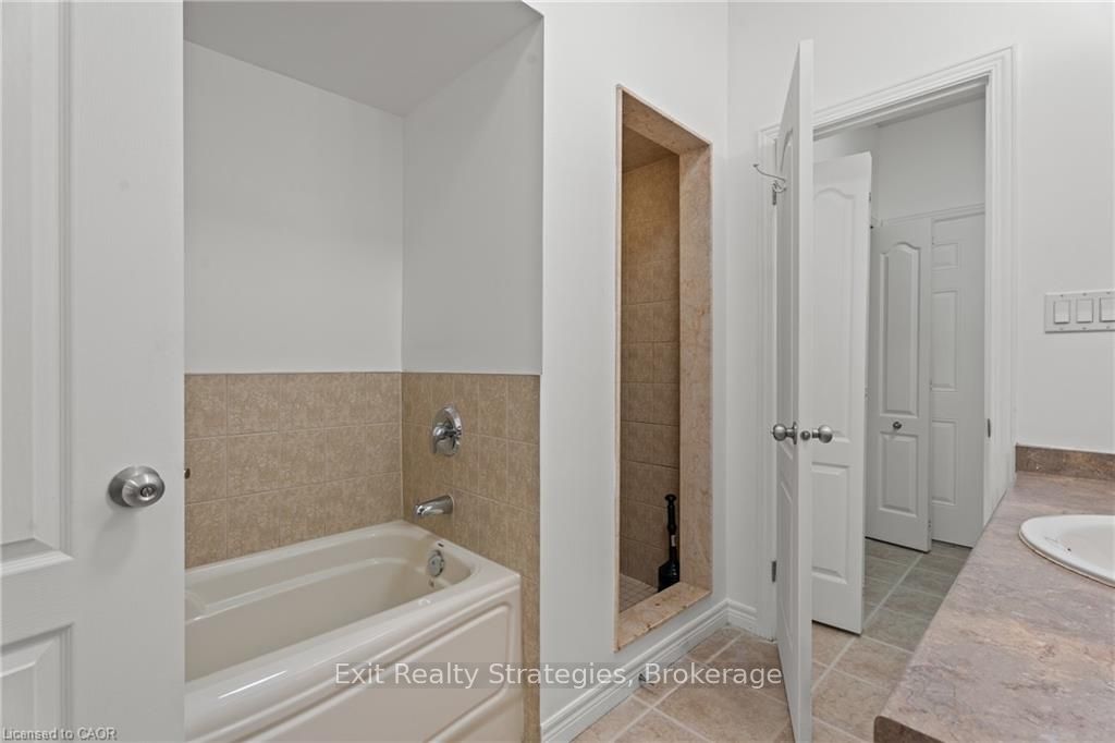 68 Hallmark Trail E 39 Property Photo 18