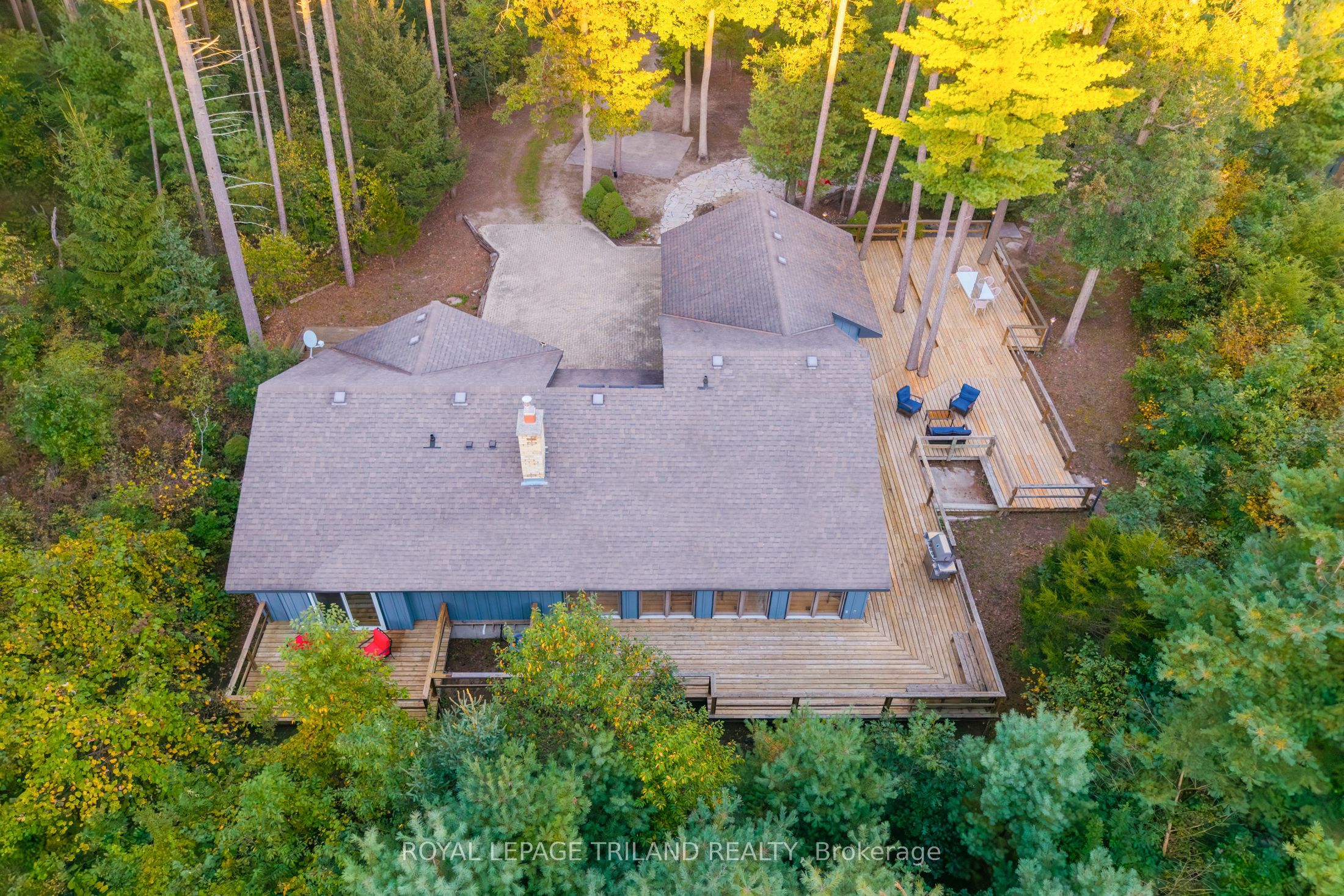 10395 Pinetree Drive Property Photo 1