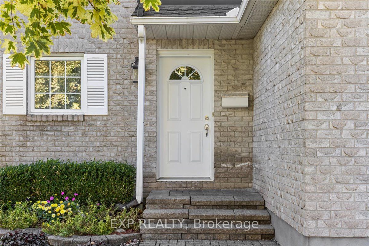 1678 Boisbriand Crescent Property Photo 2