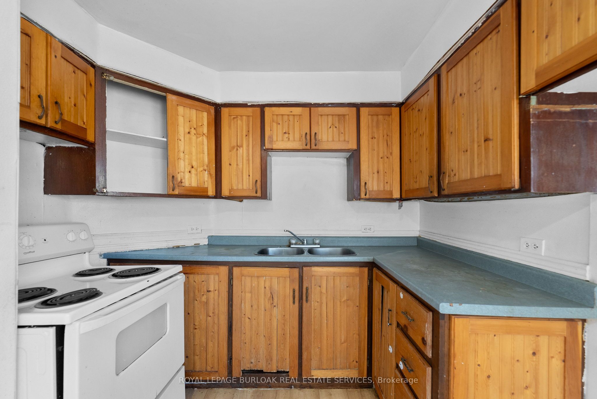 381 Leslie Street Property Photo 9