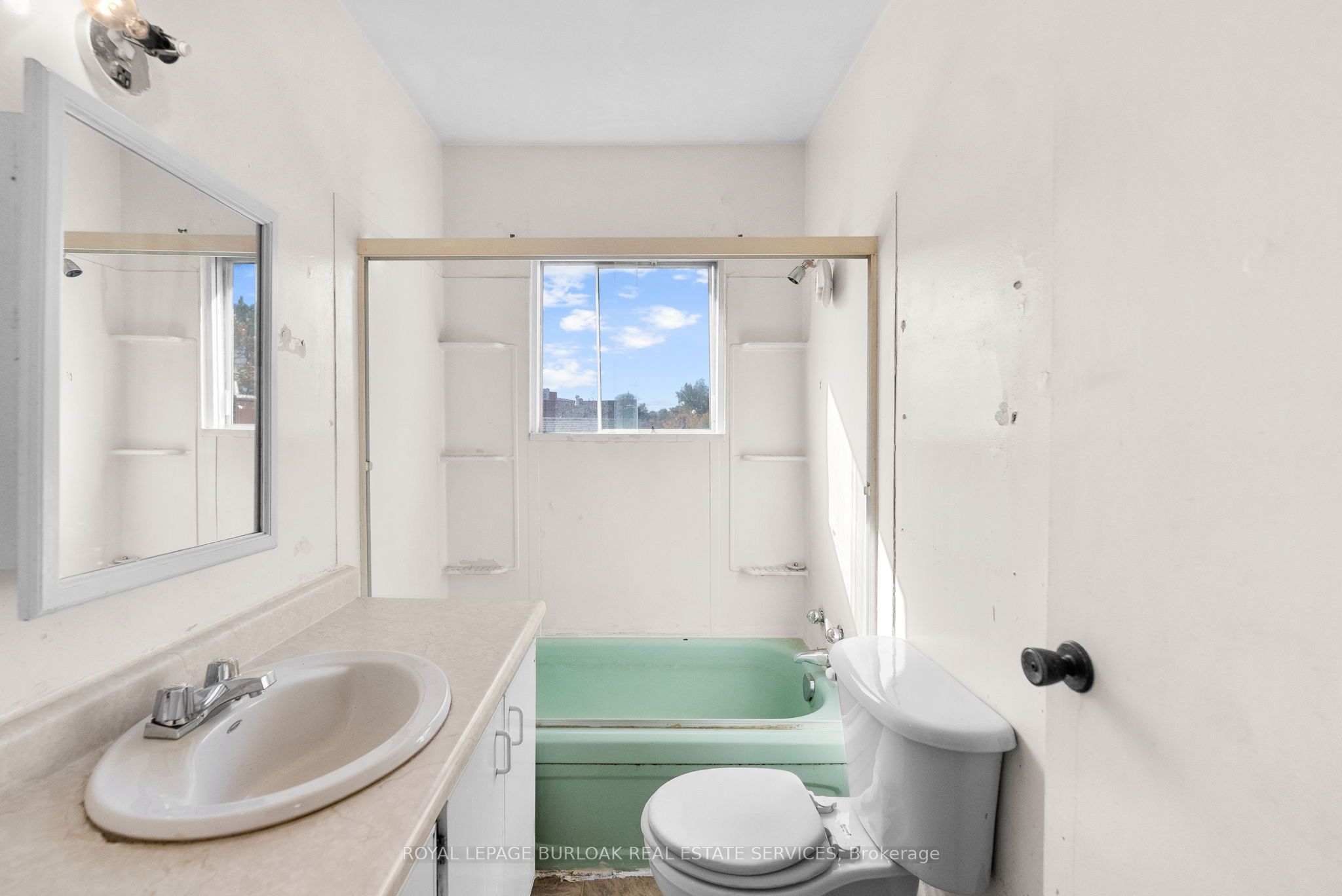 381 Leslie Street Property Photo 22