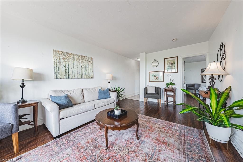 101 Queen St S Property Photo 1