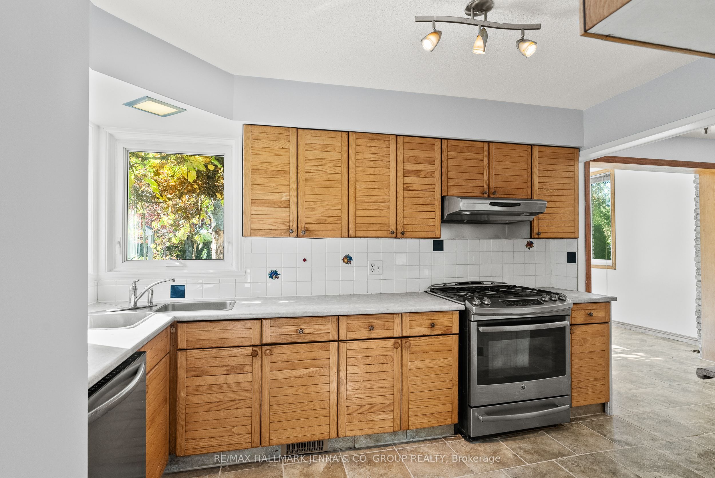 2928 Seguin Road Property Photo 15