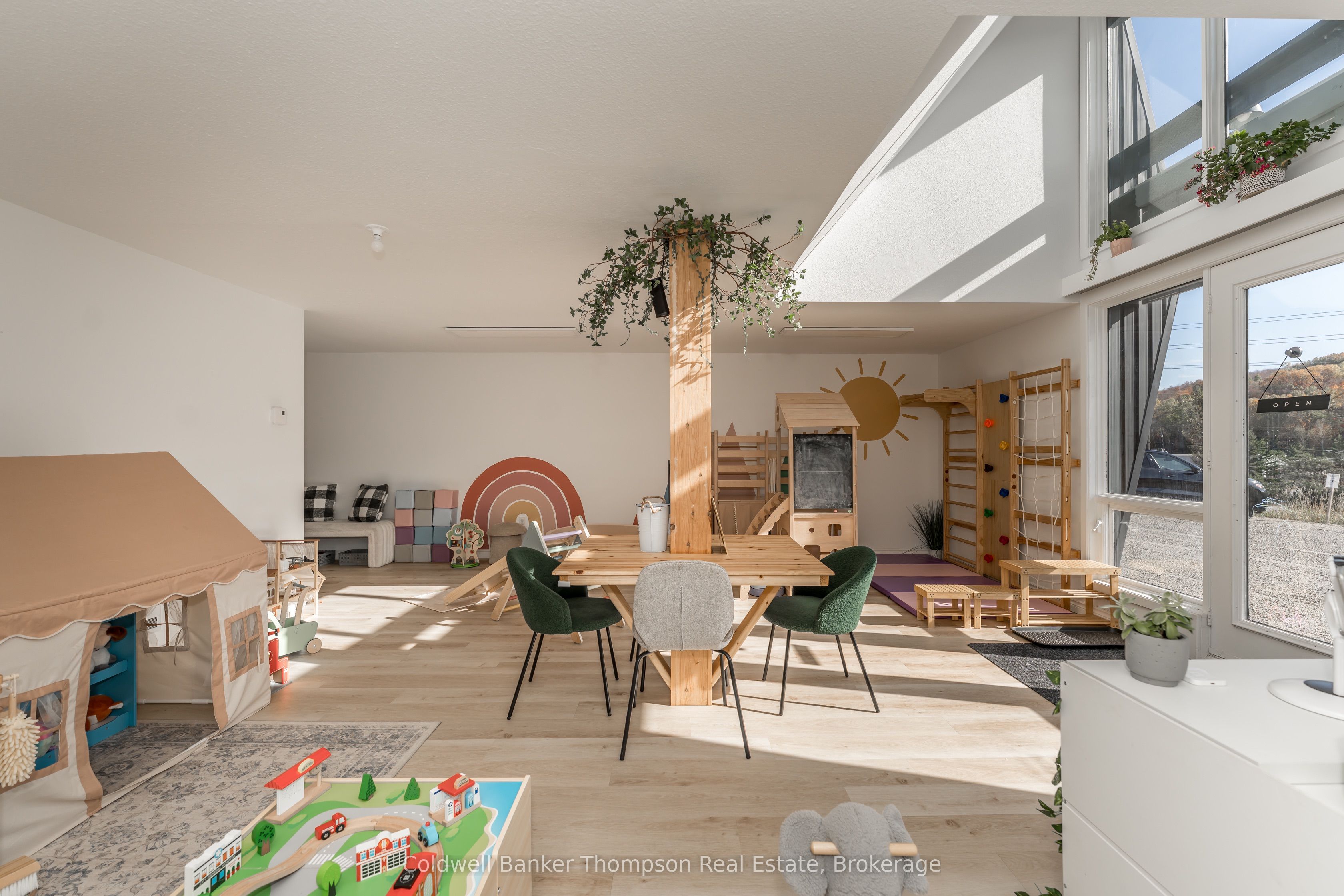 112 Lindgren Road W Property Photo 27