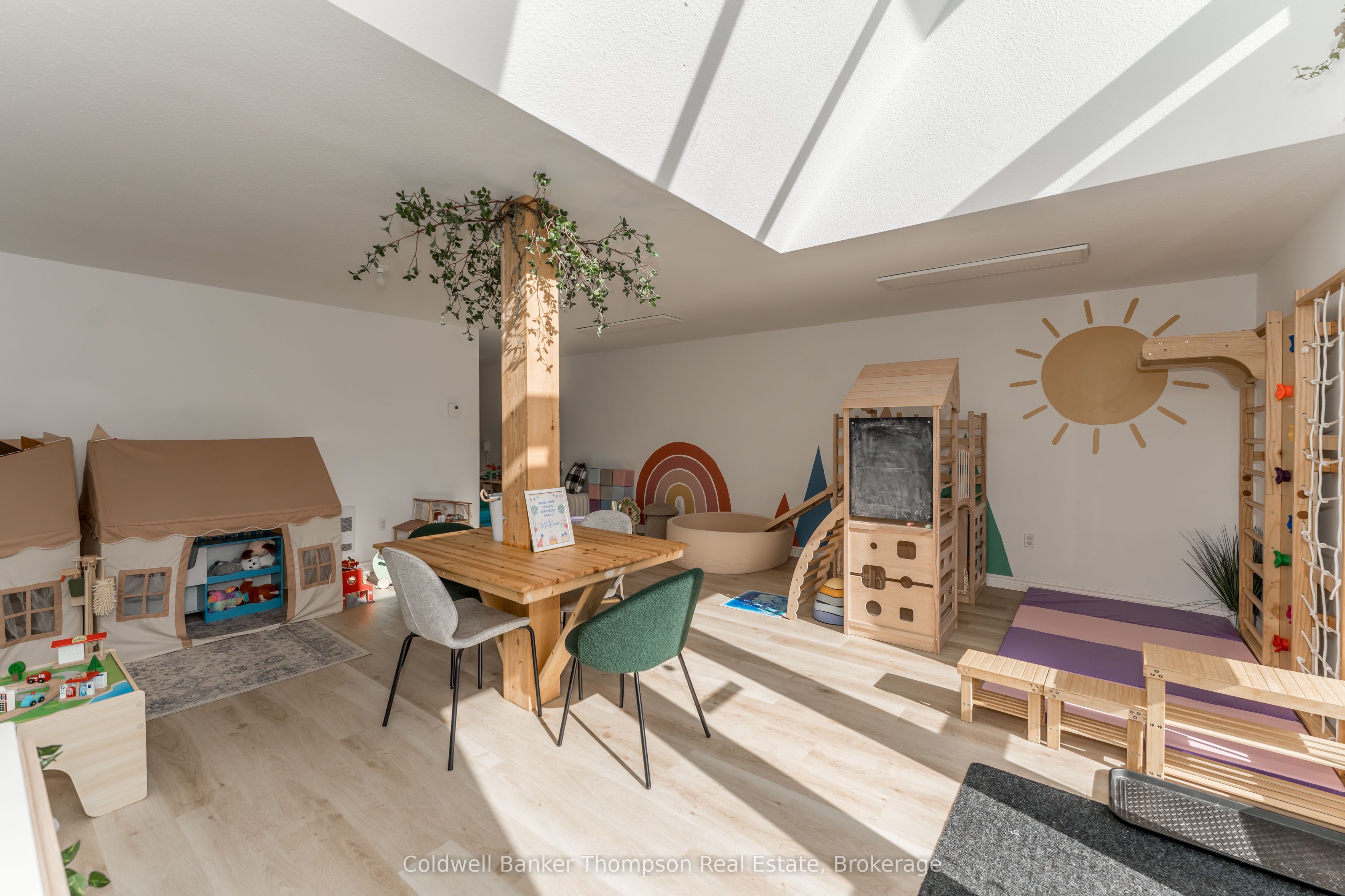 112 Lindgren Road W Property Photo 29