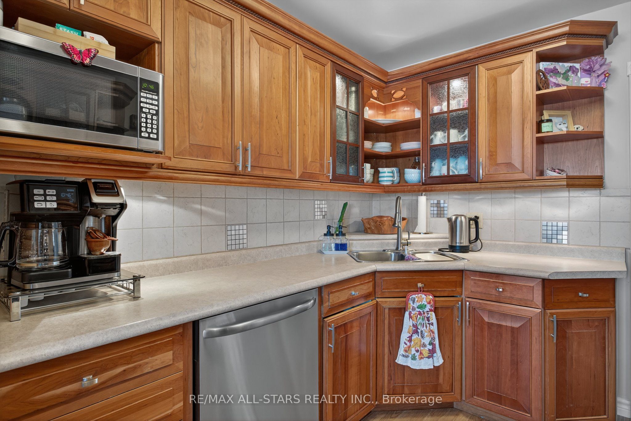 291 Angeline Street N Property Photo 6