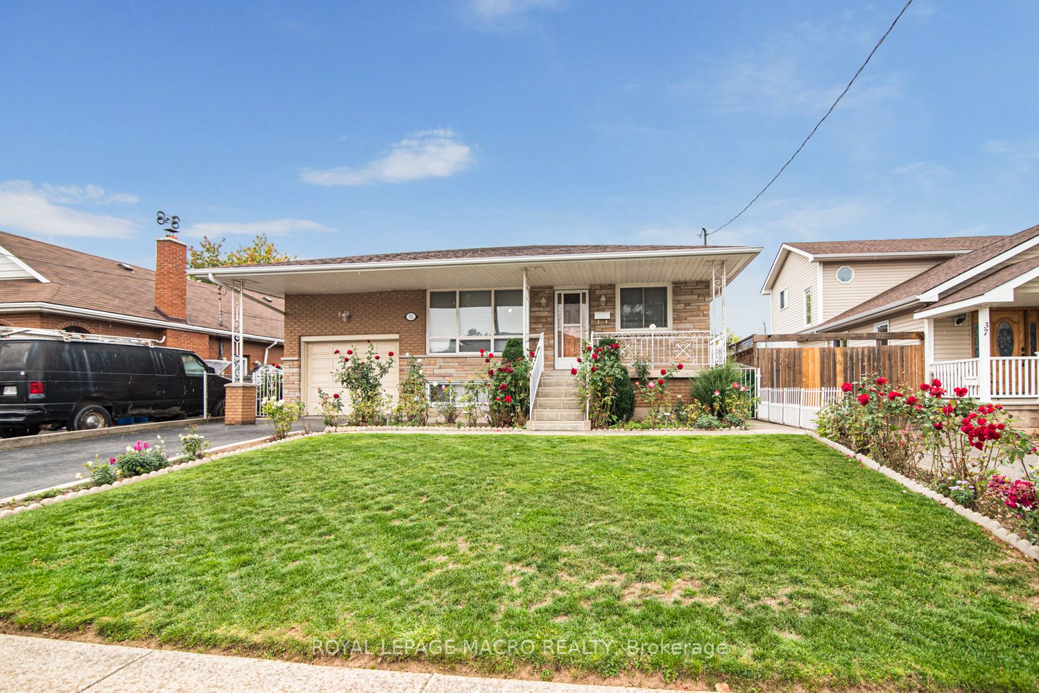 31 Adair Avenue N Property Photo 1