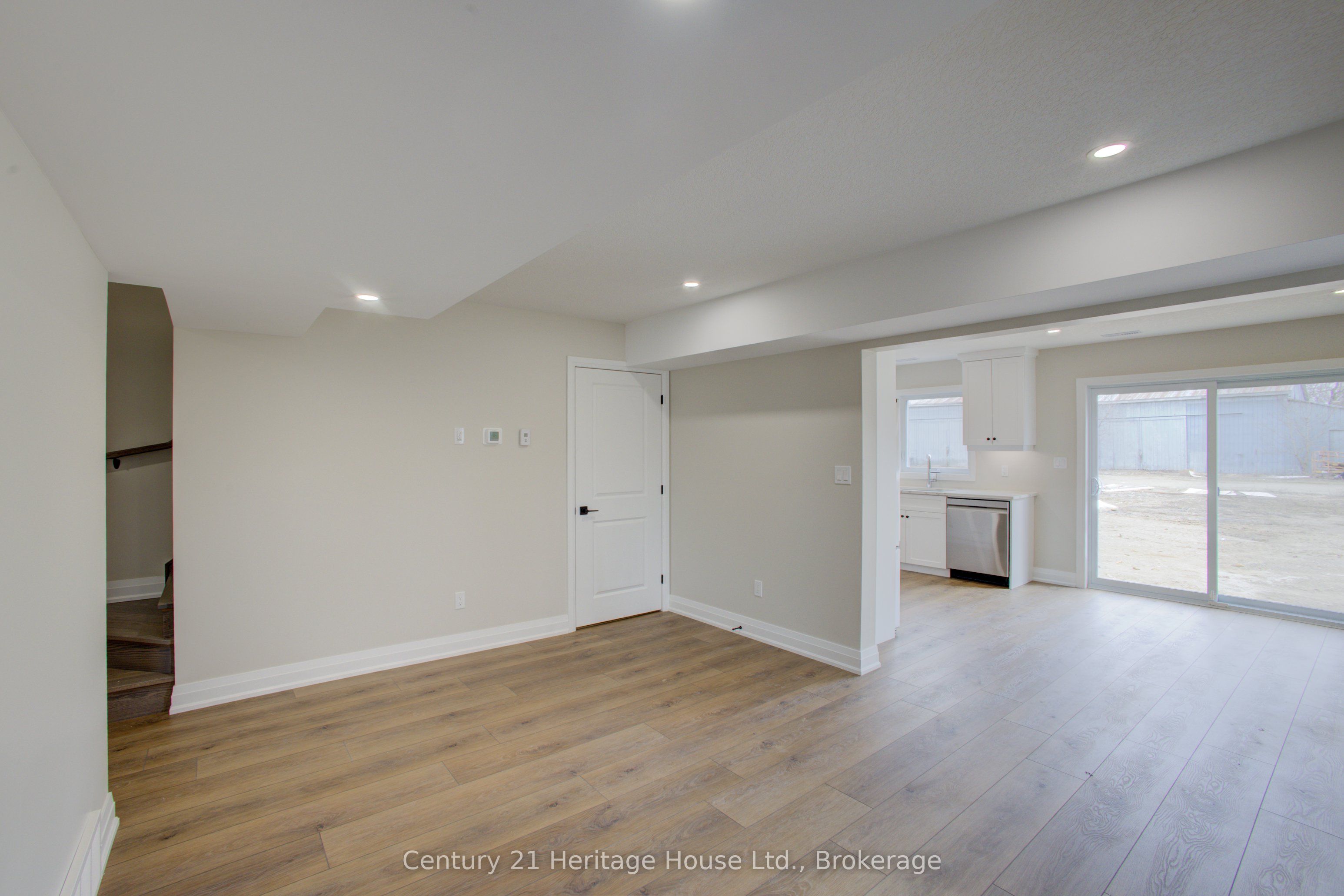 229 Bruce Street S 4 Property Photo 9