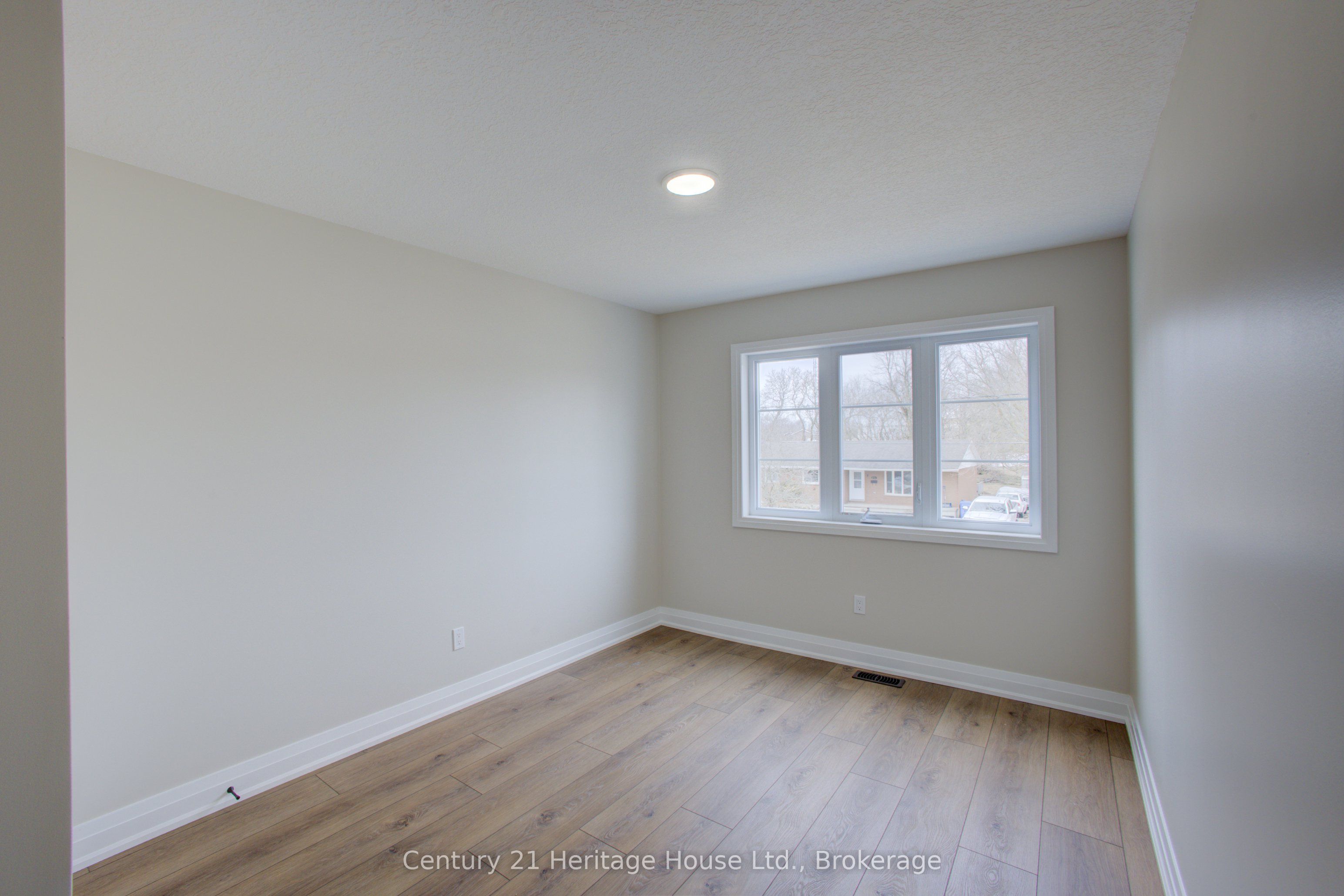 229 Bruce Street S 4 Property Photo 26