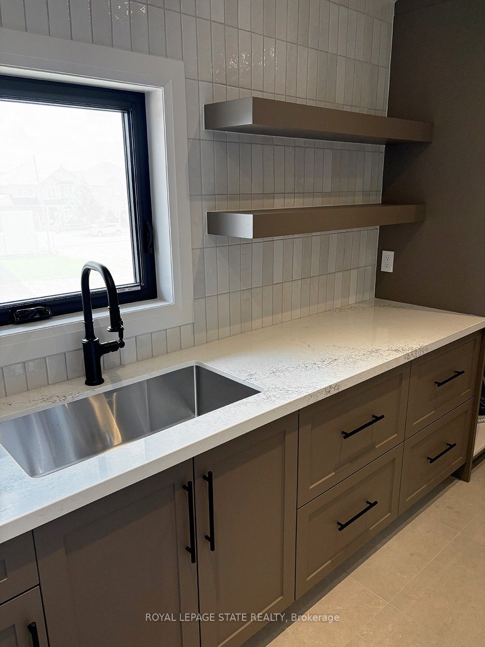 100 Watershore Dr Property Photo 9