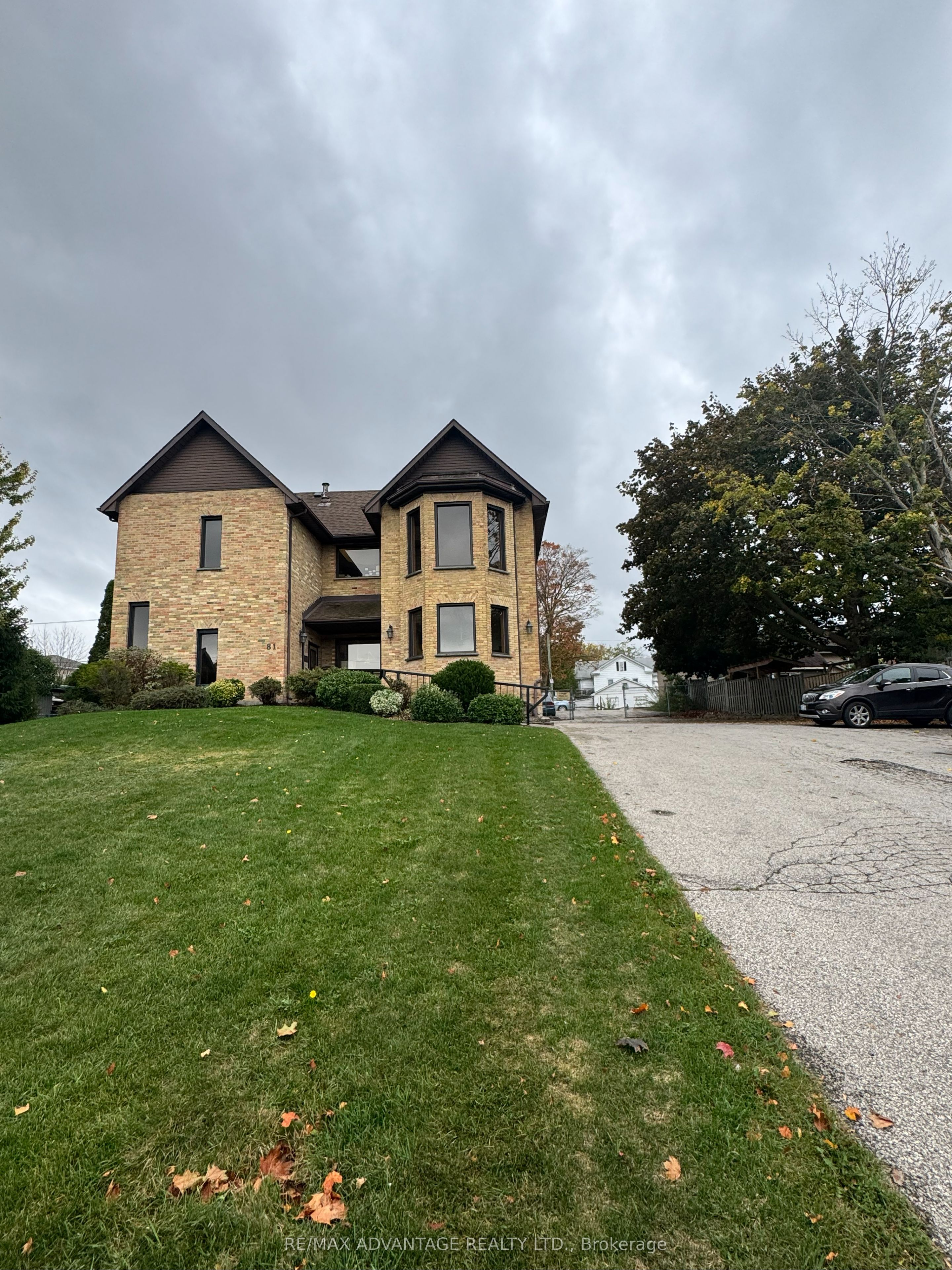 81 Charles Street W Property Photo 2