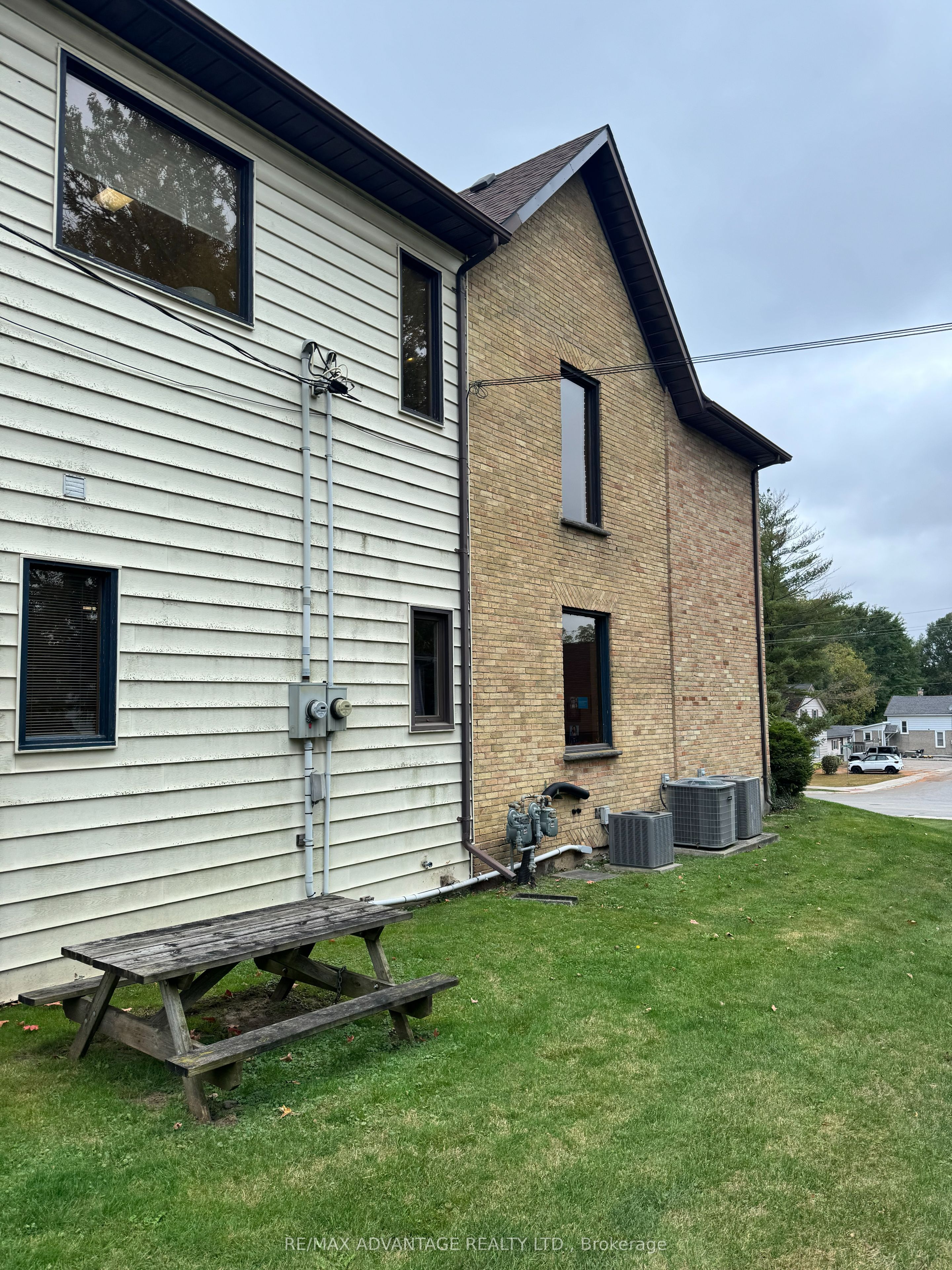 81 Charles Street W Property Photo 3