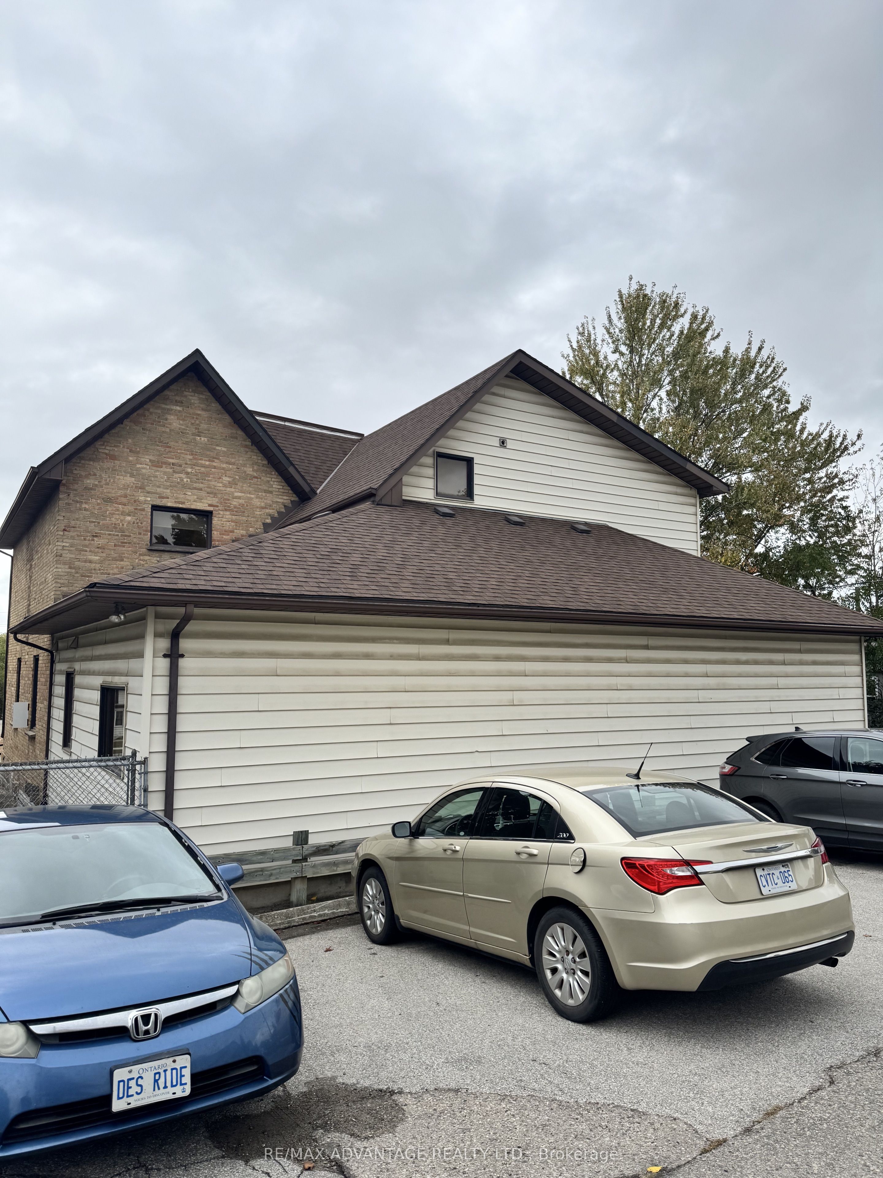 81 Charles Street W Property Photo 4