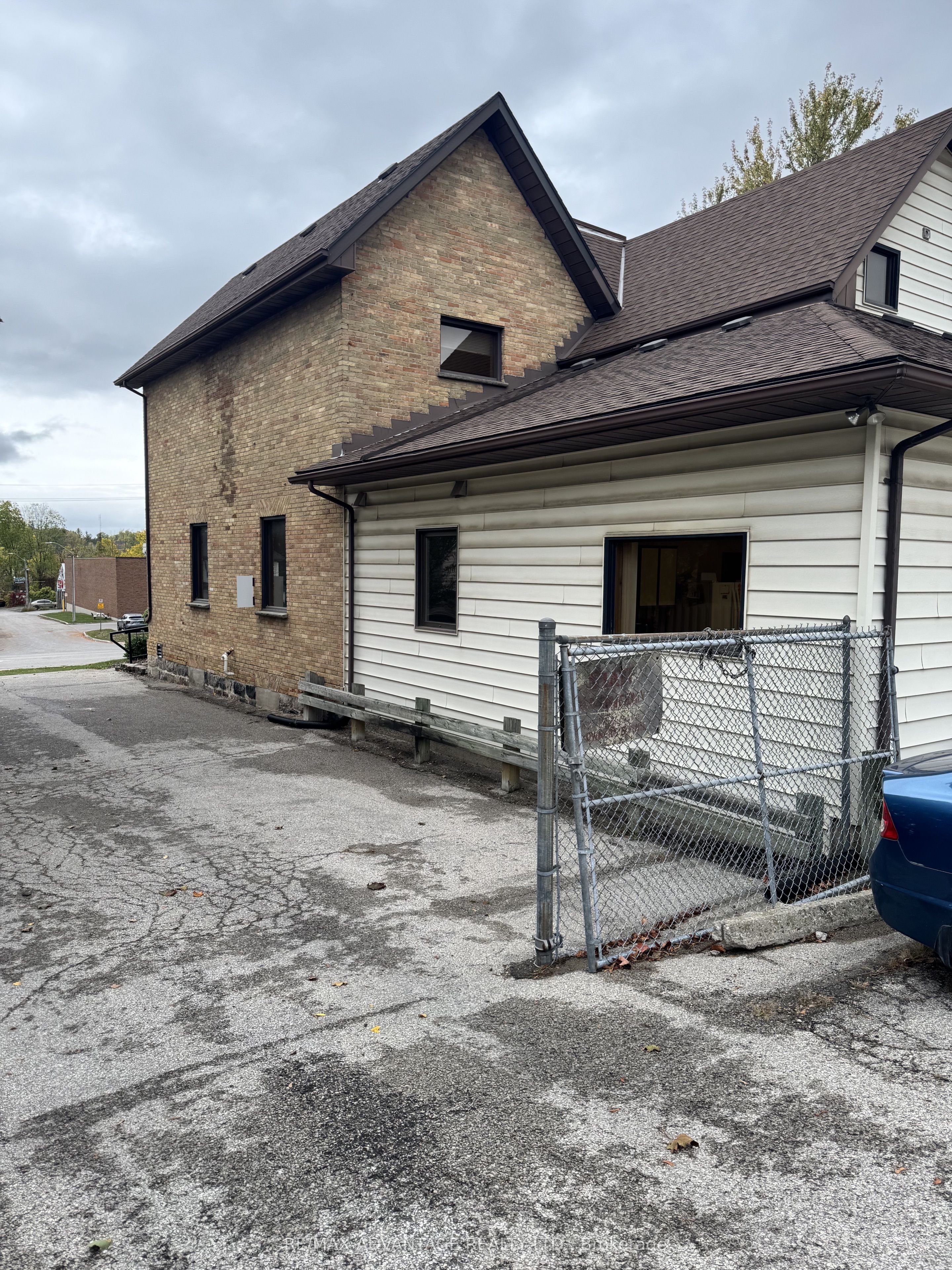 81 Charles Street W Property Photo 5