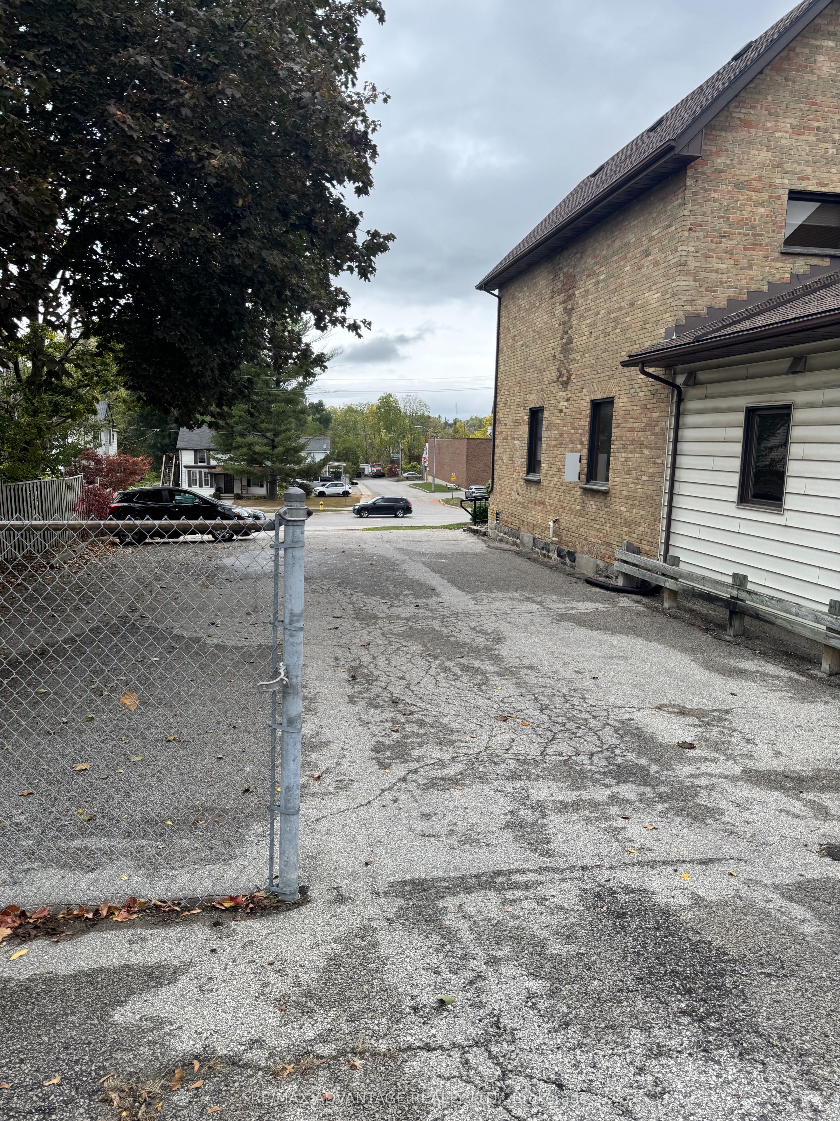 81 Charles Street W Property Photo 6