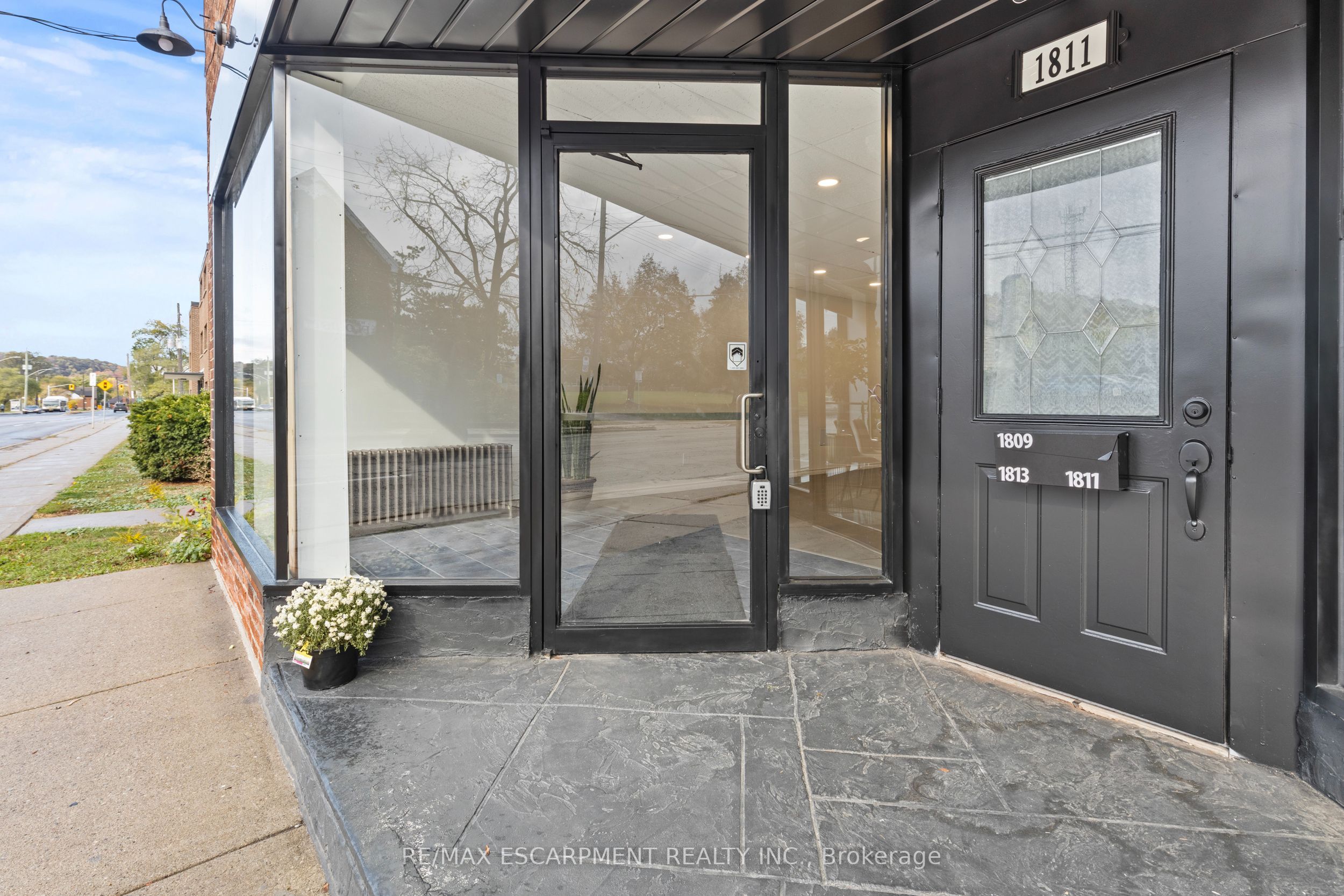 1811 King St E Property Photo 4