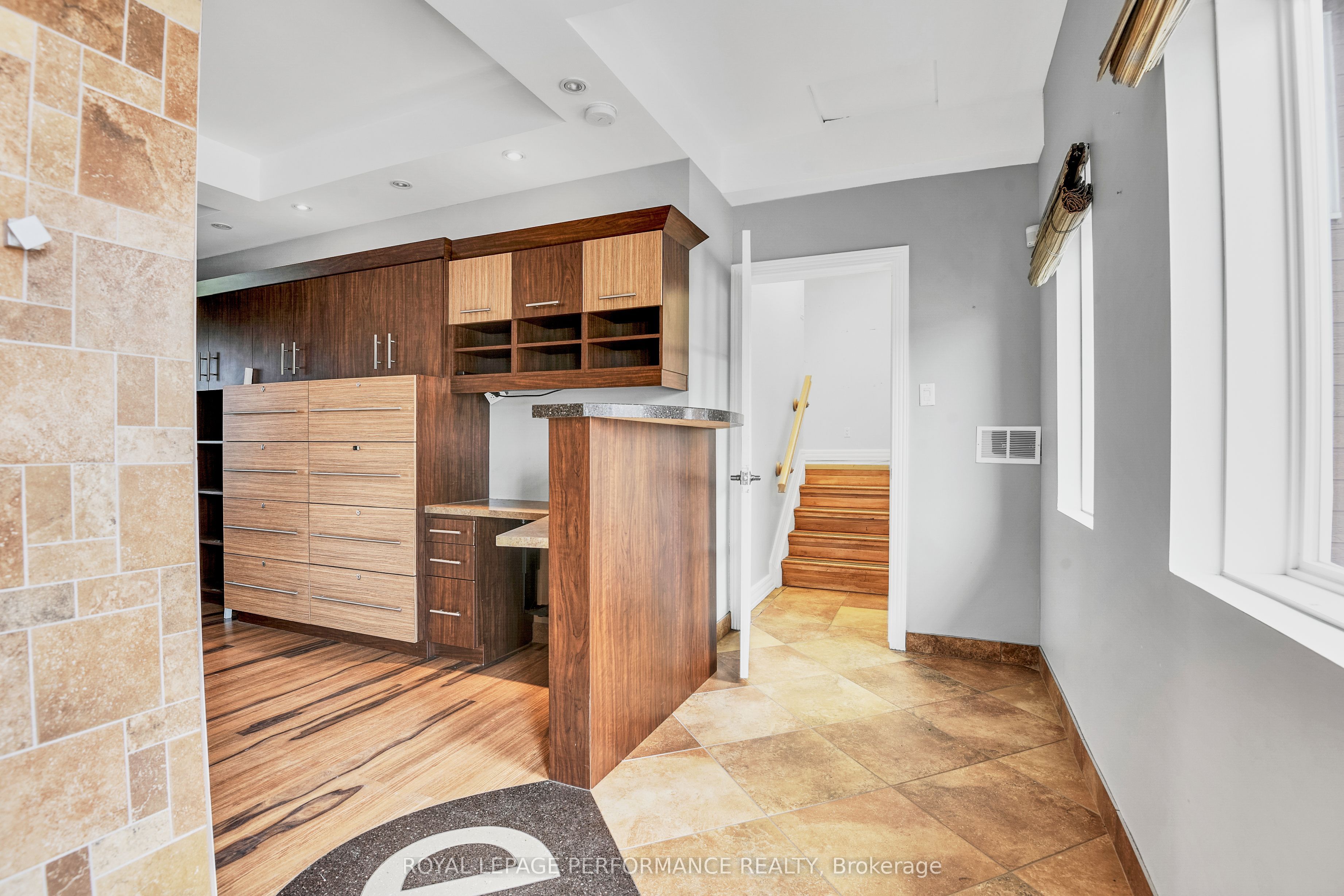 921 Notre Dame St Property Photo 3