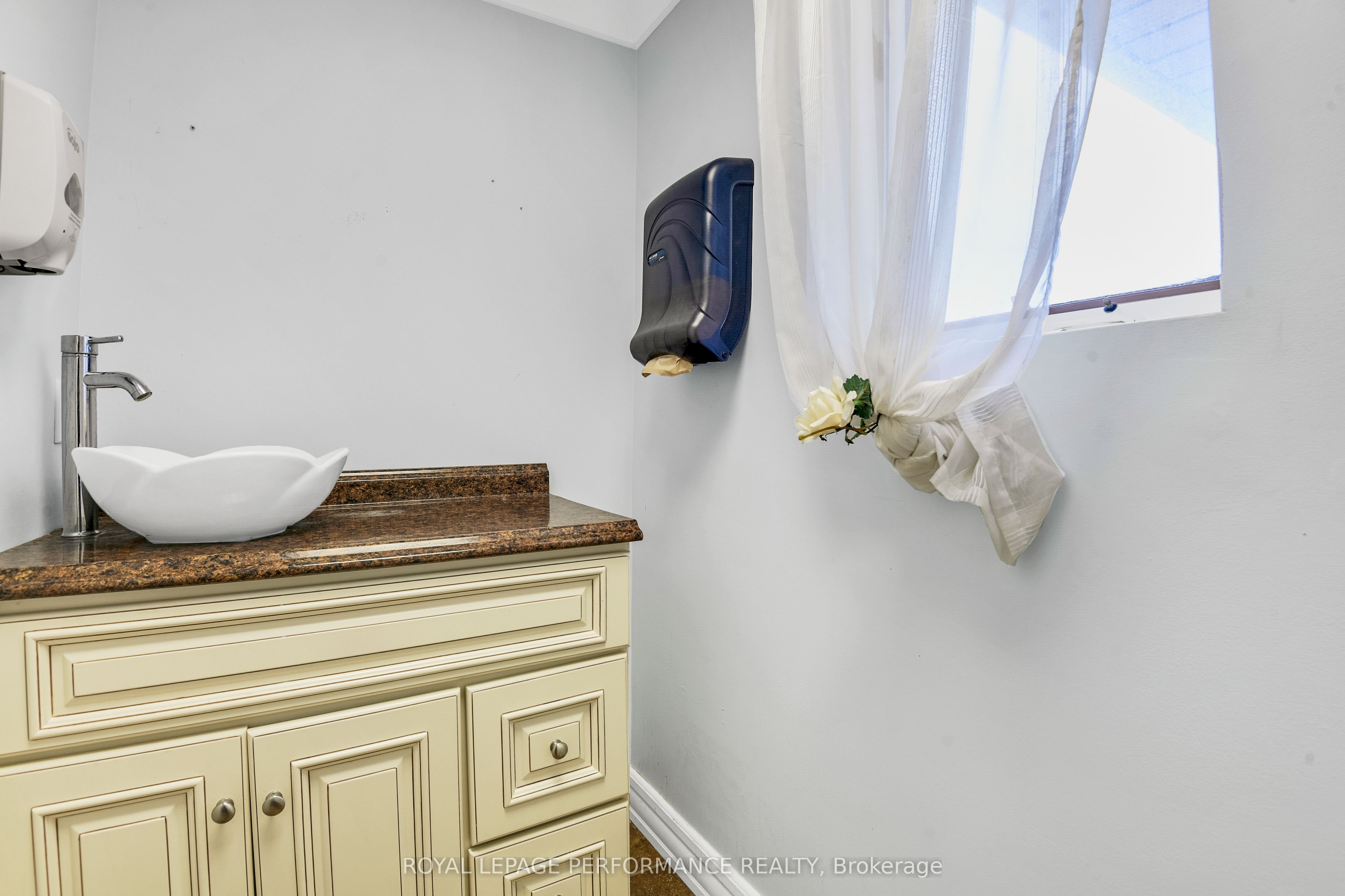 921 Notre Dame St Property Photo 21