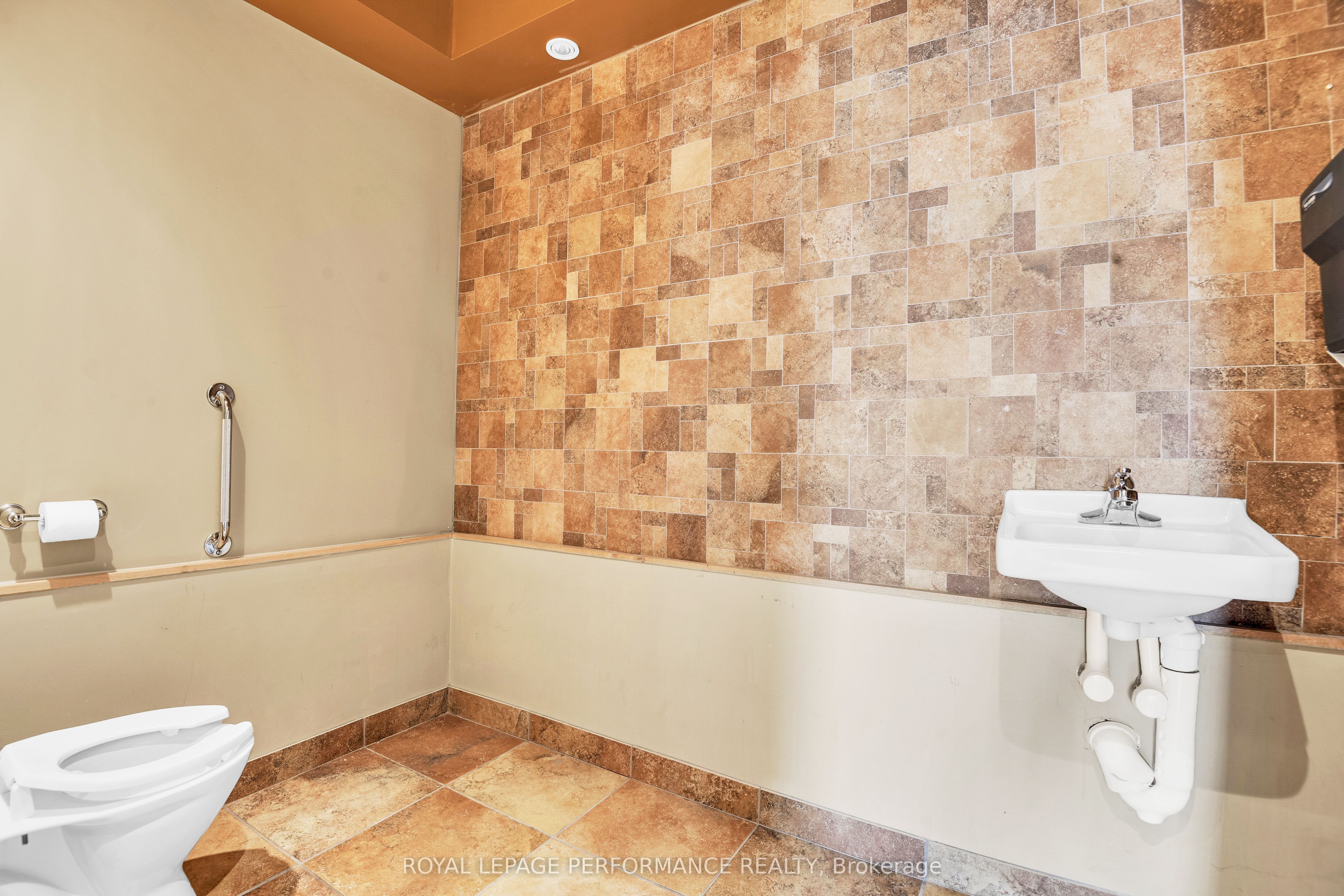 921 Notre Dame St Property Photo 22