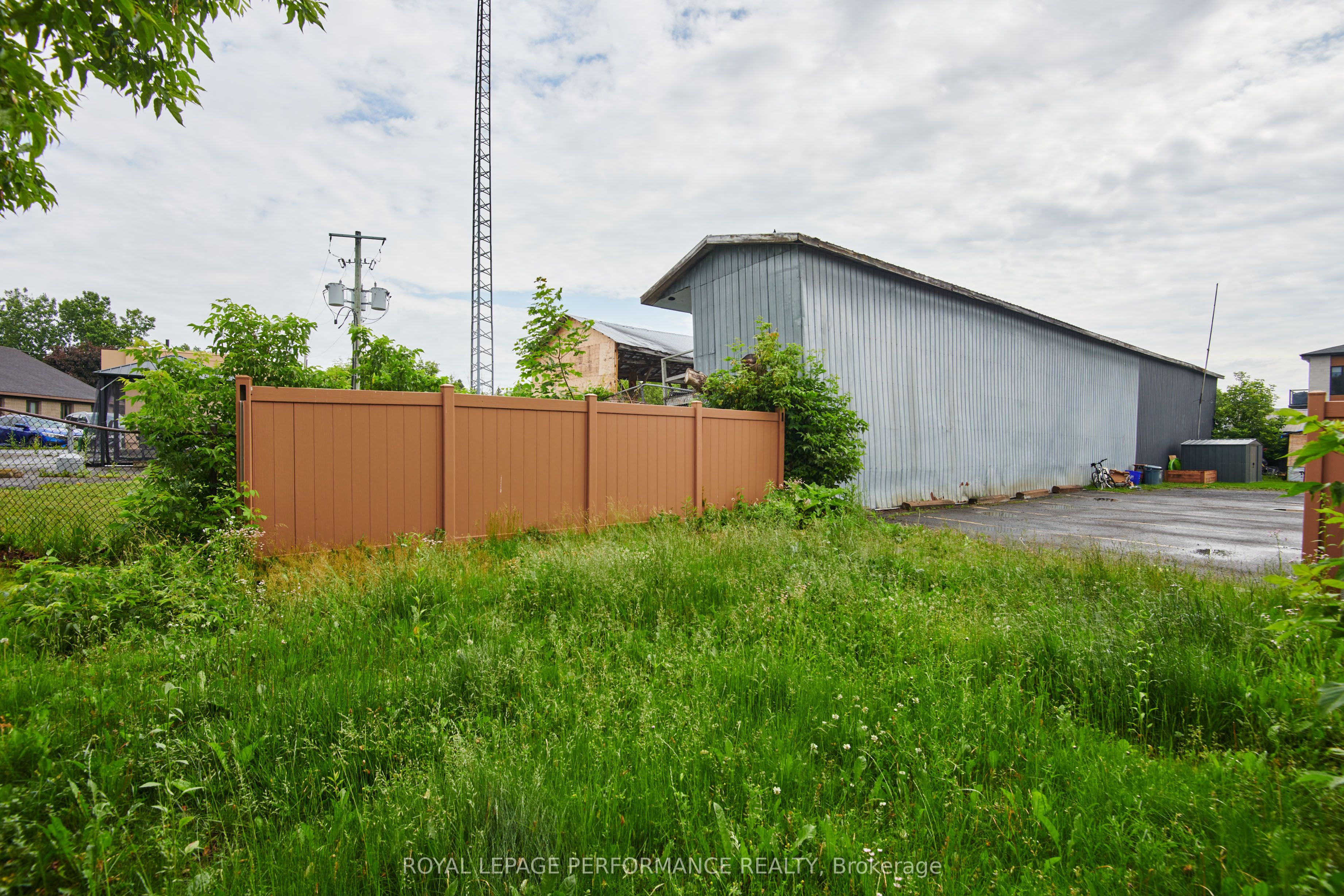 921 Notre Dame St Property Photo 31