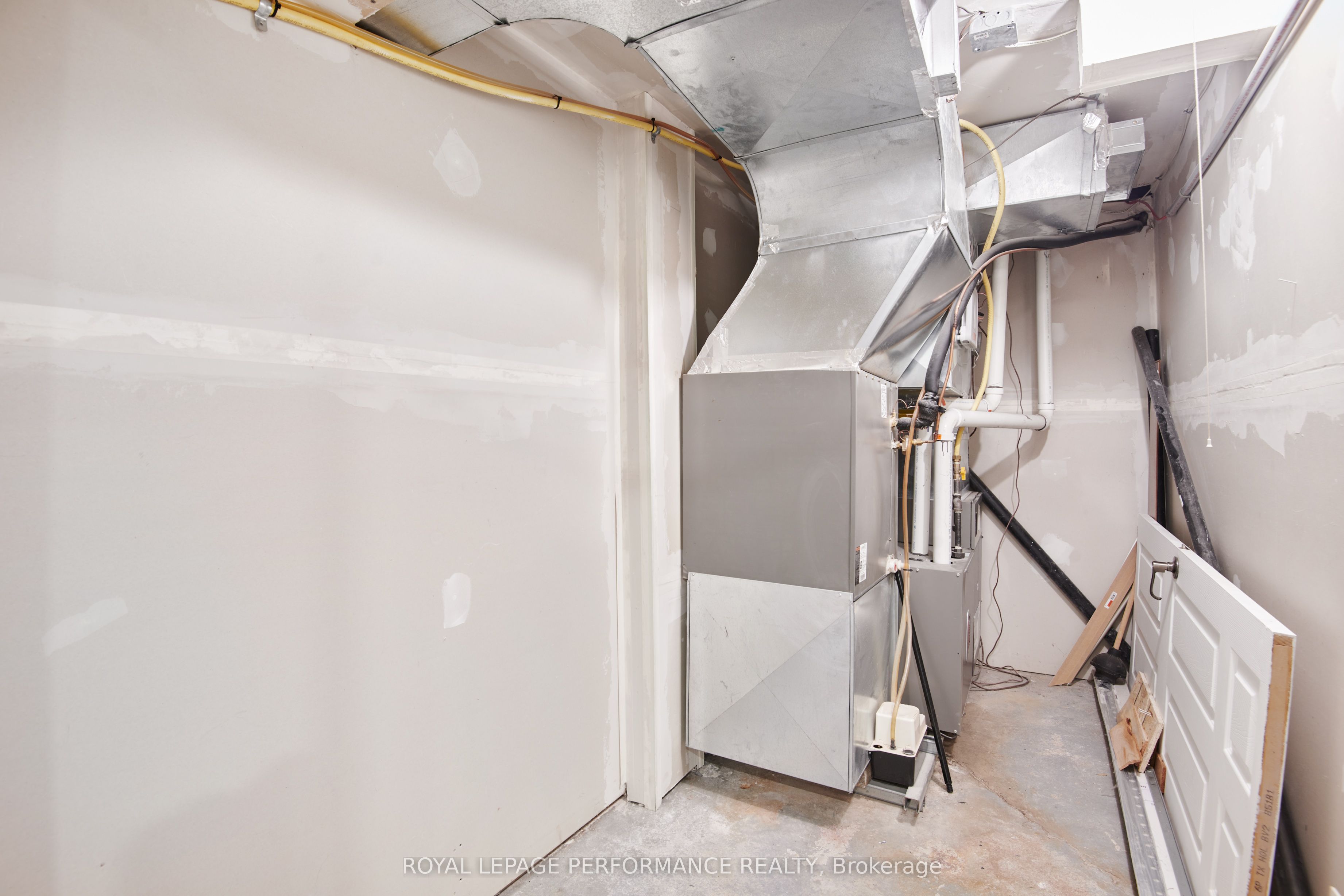 921 Notre Dame St Property Photo 32