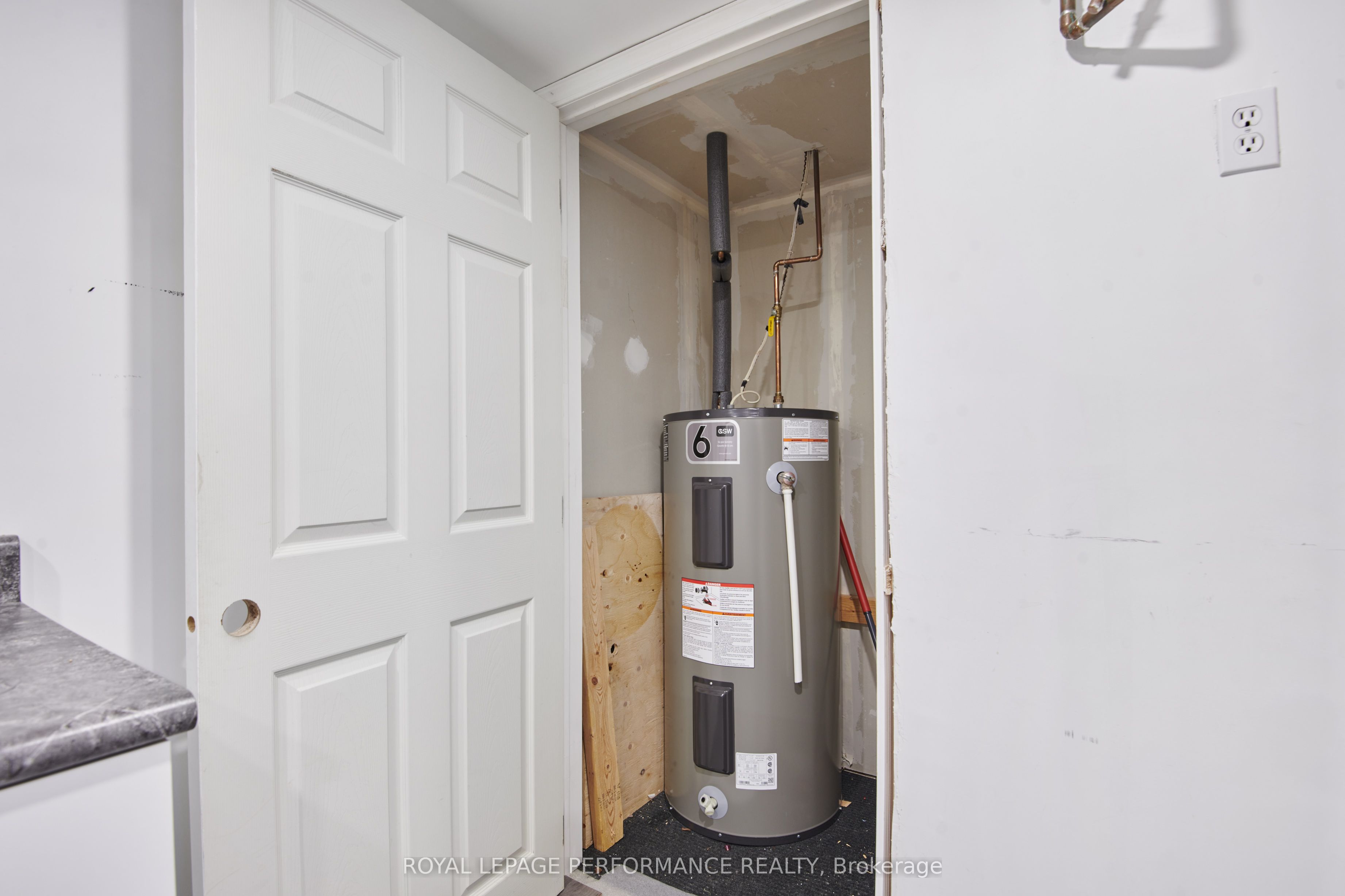 921 Notre Dame St Property Photo 33