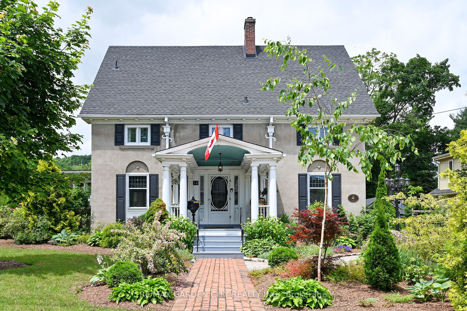 14 Robinson St S Property Photo 1