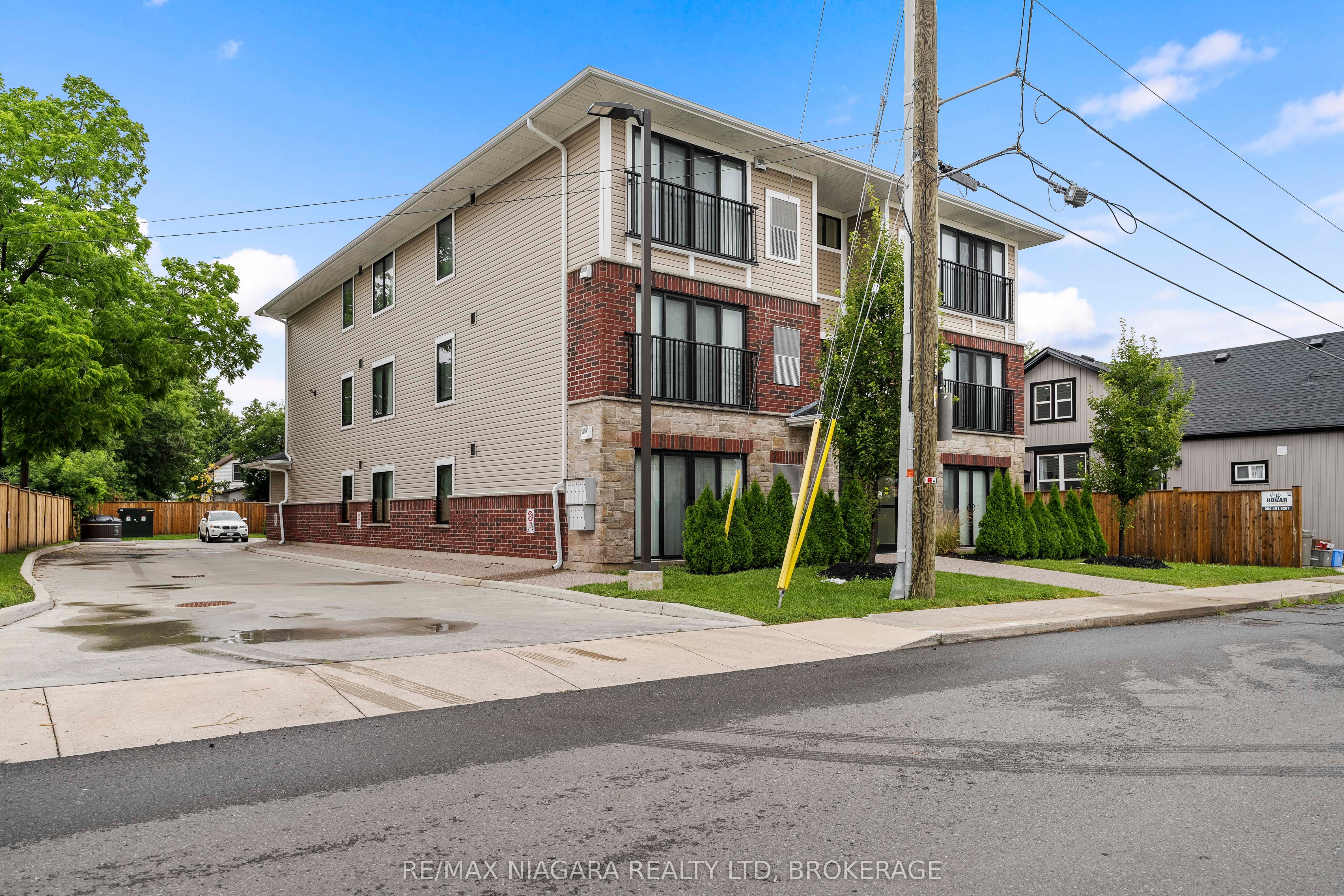 63 Vine St S Property Photo 2