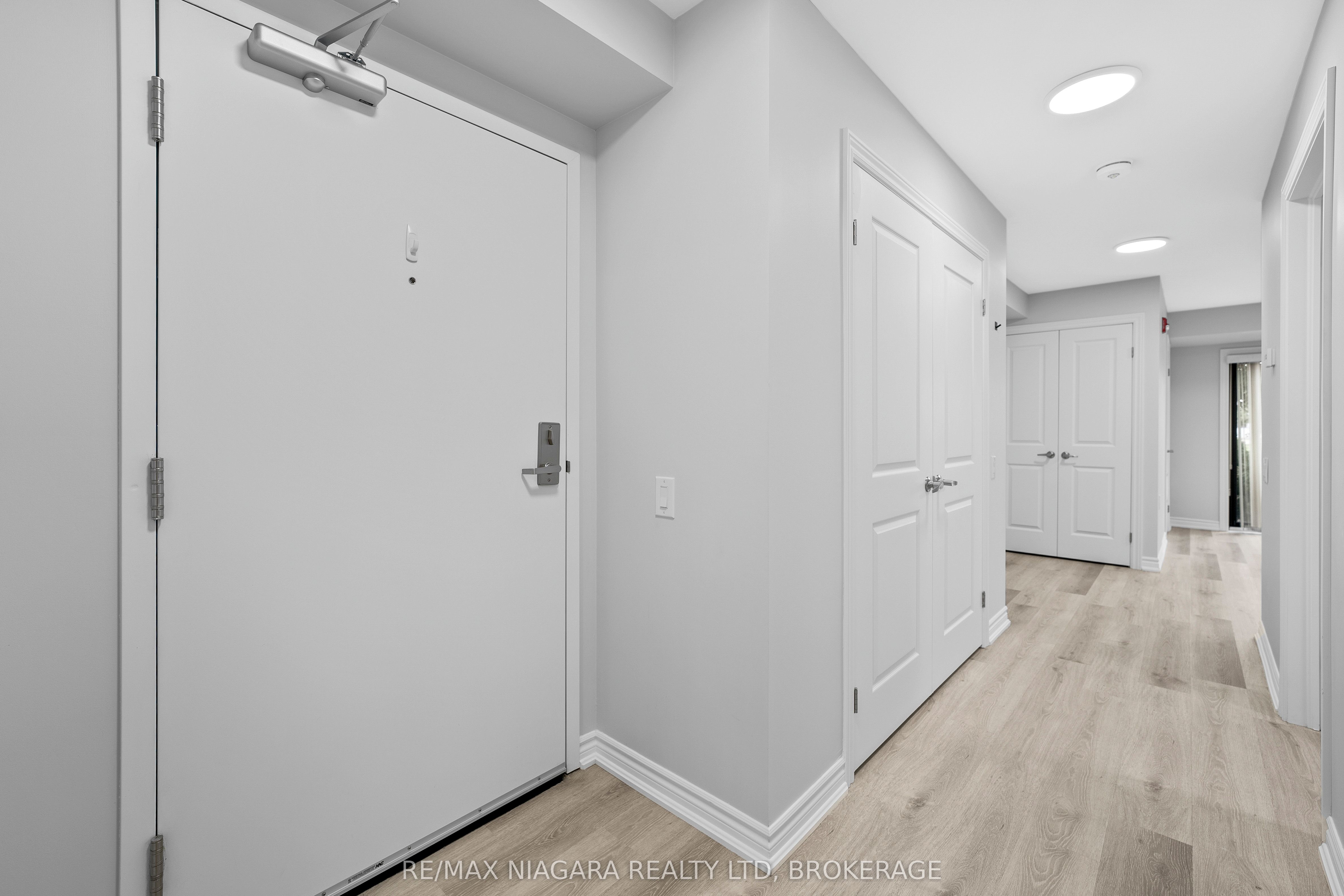 63 Vine St S Property Photo 3