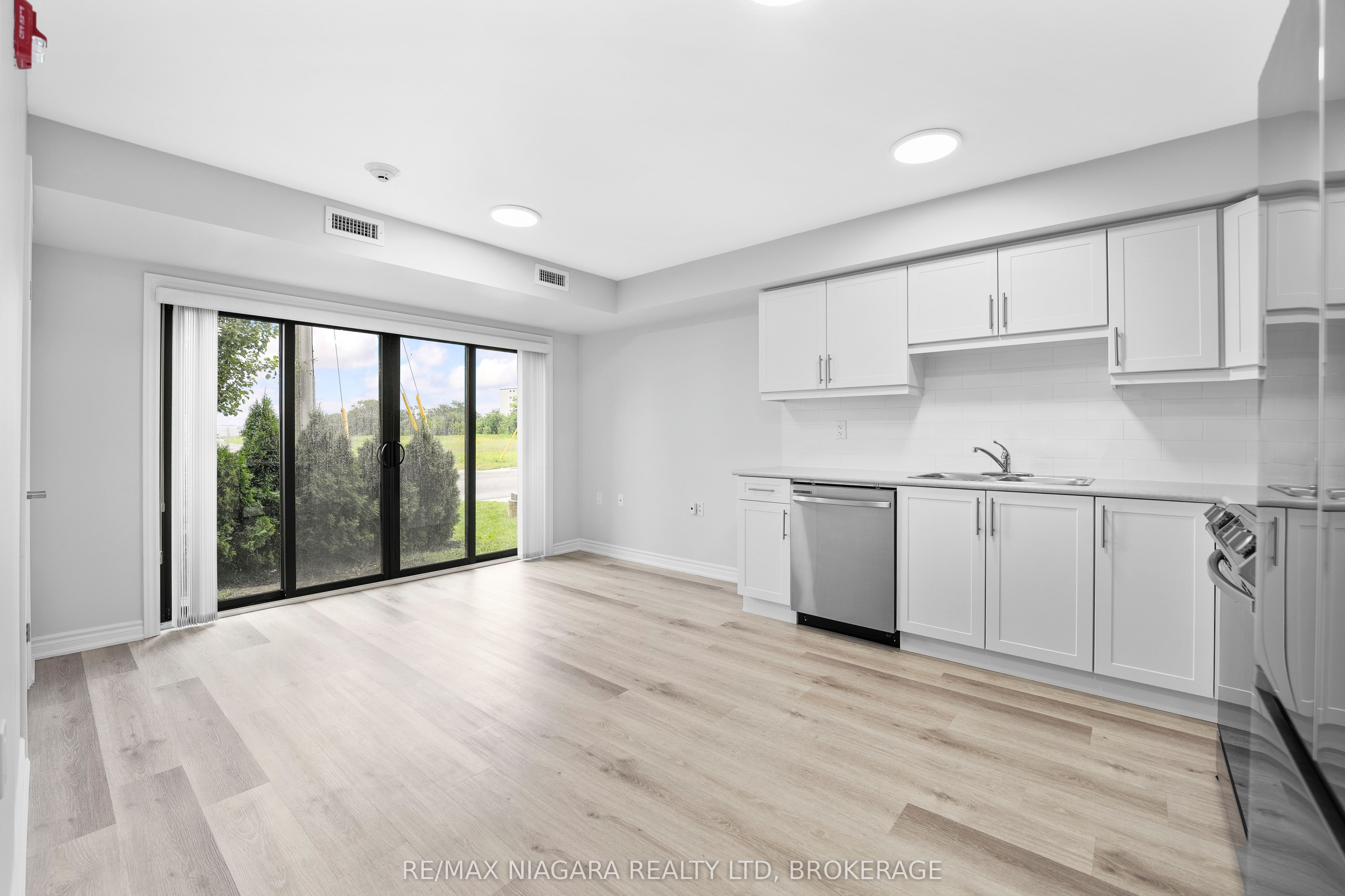 63 Vine St S Property Photo 4