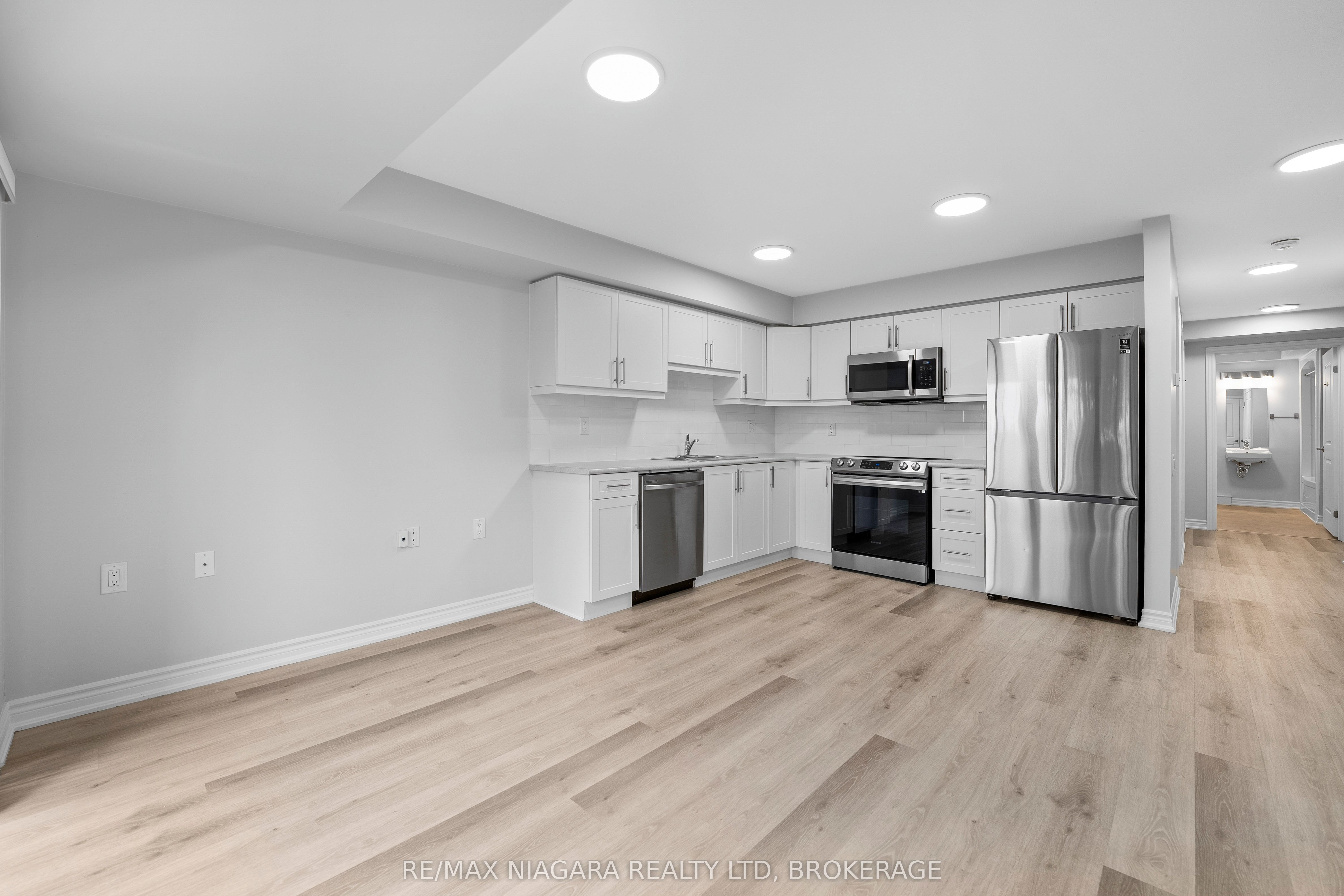 63 Vine St S Property Photo 5