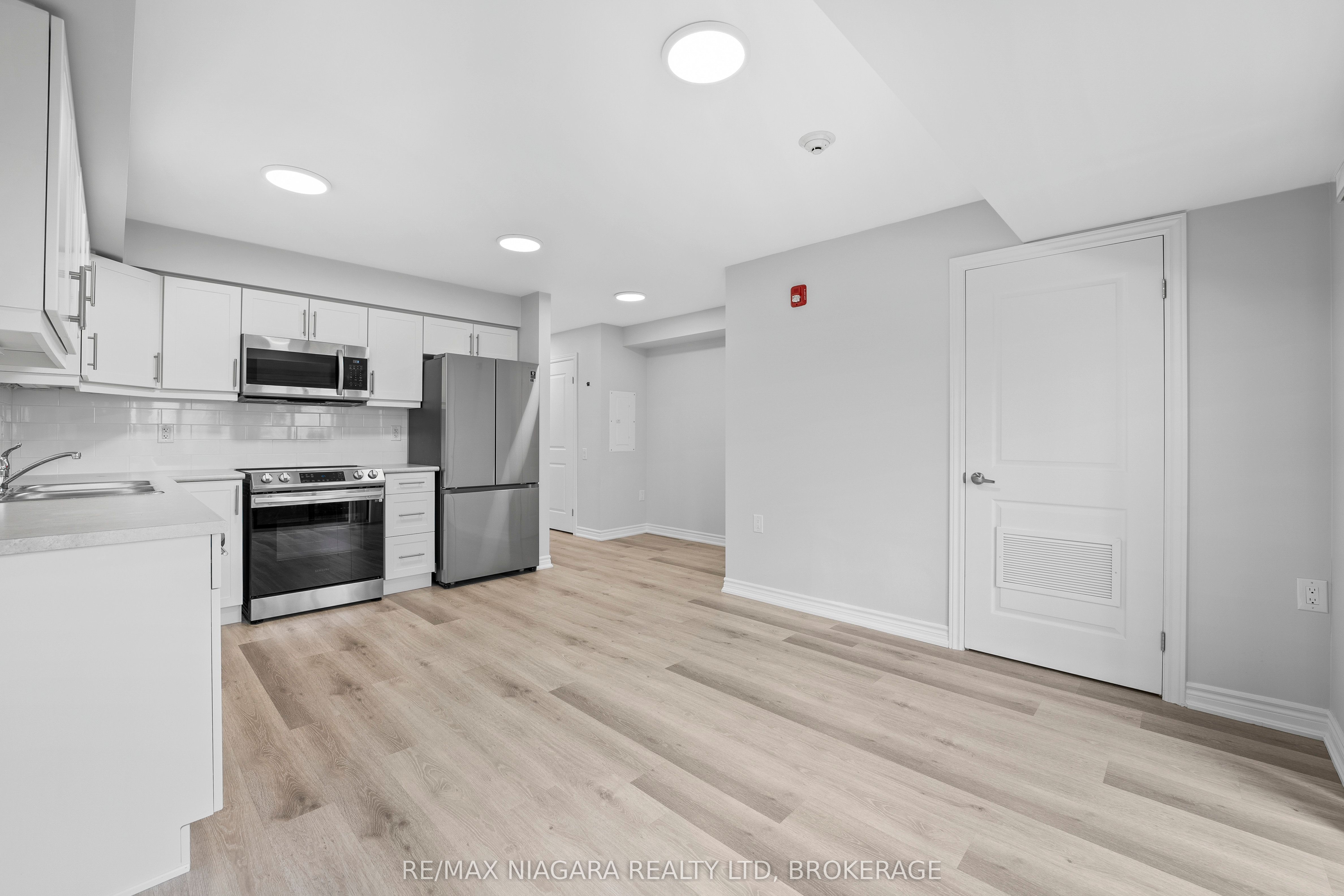 63 Vine St S Property Photo 6