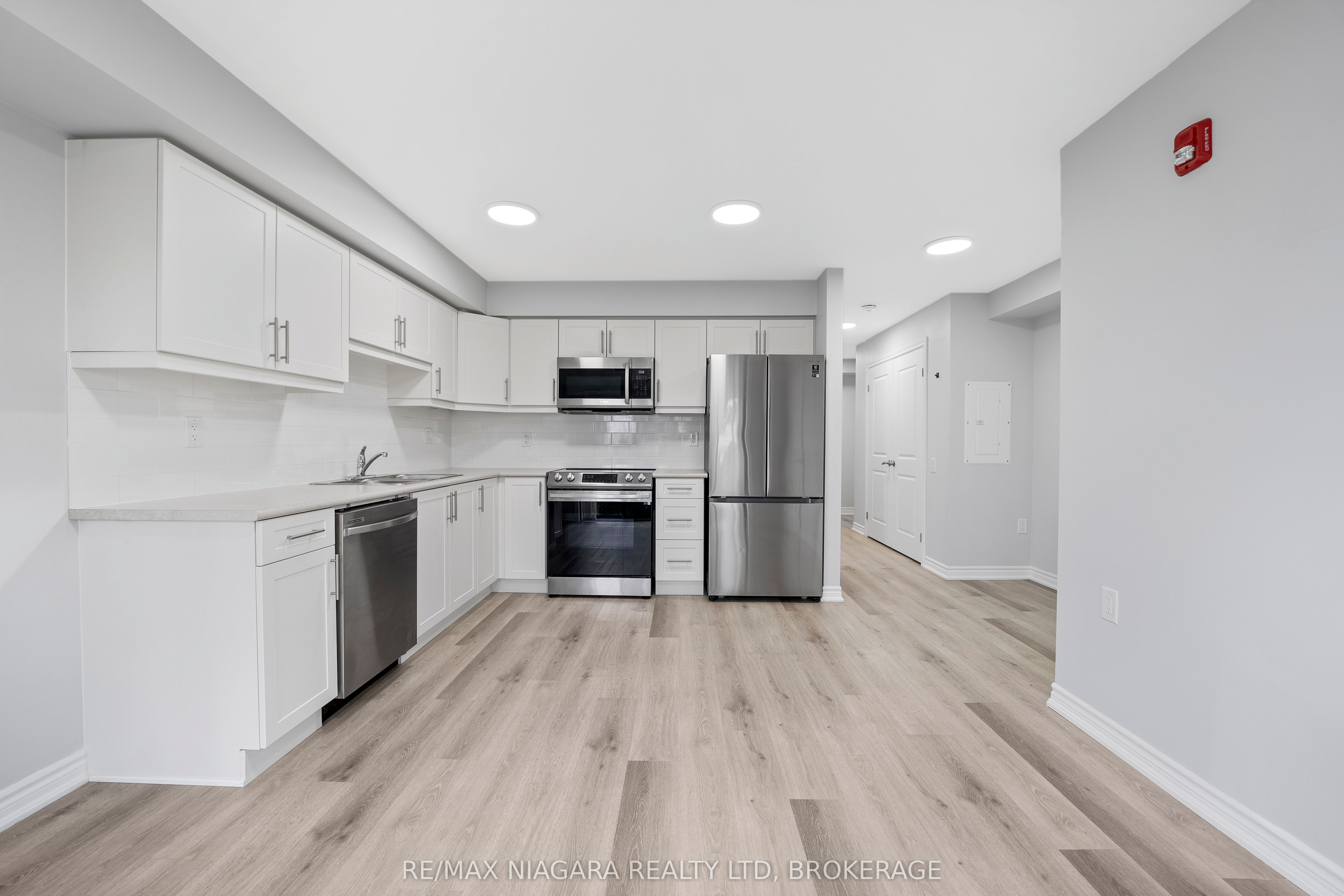 63 Vine St S Property Photo 7