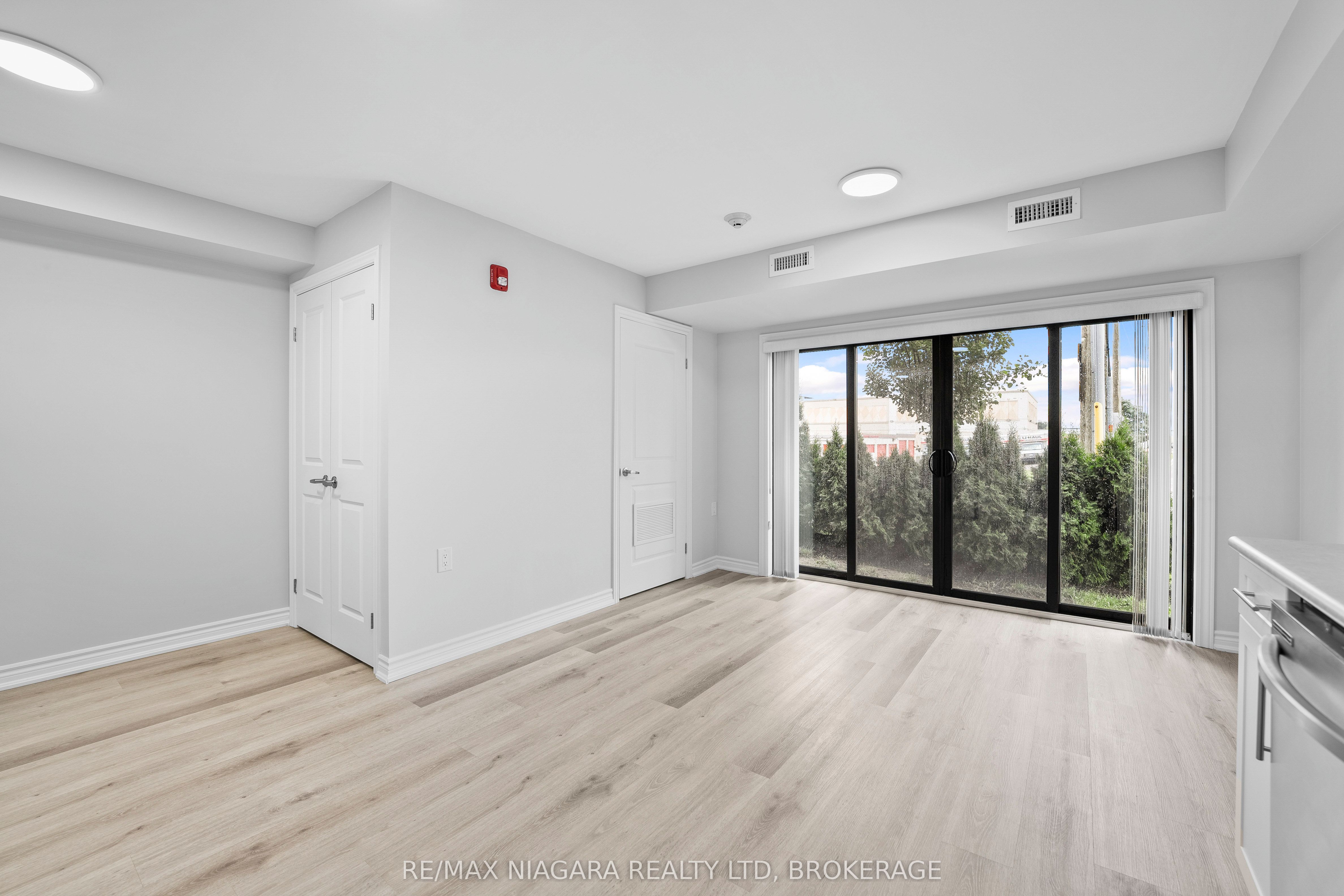 63 Vine St S Property Photo 8