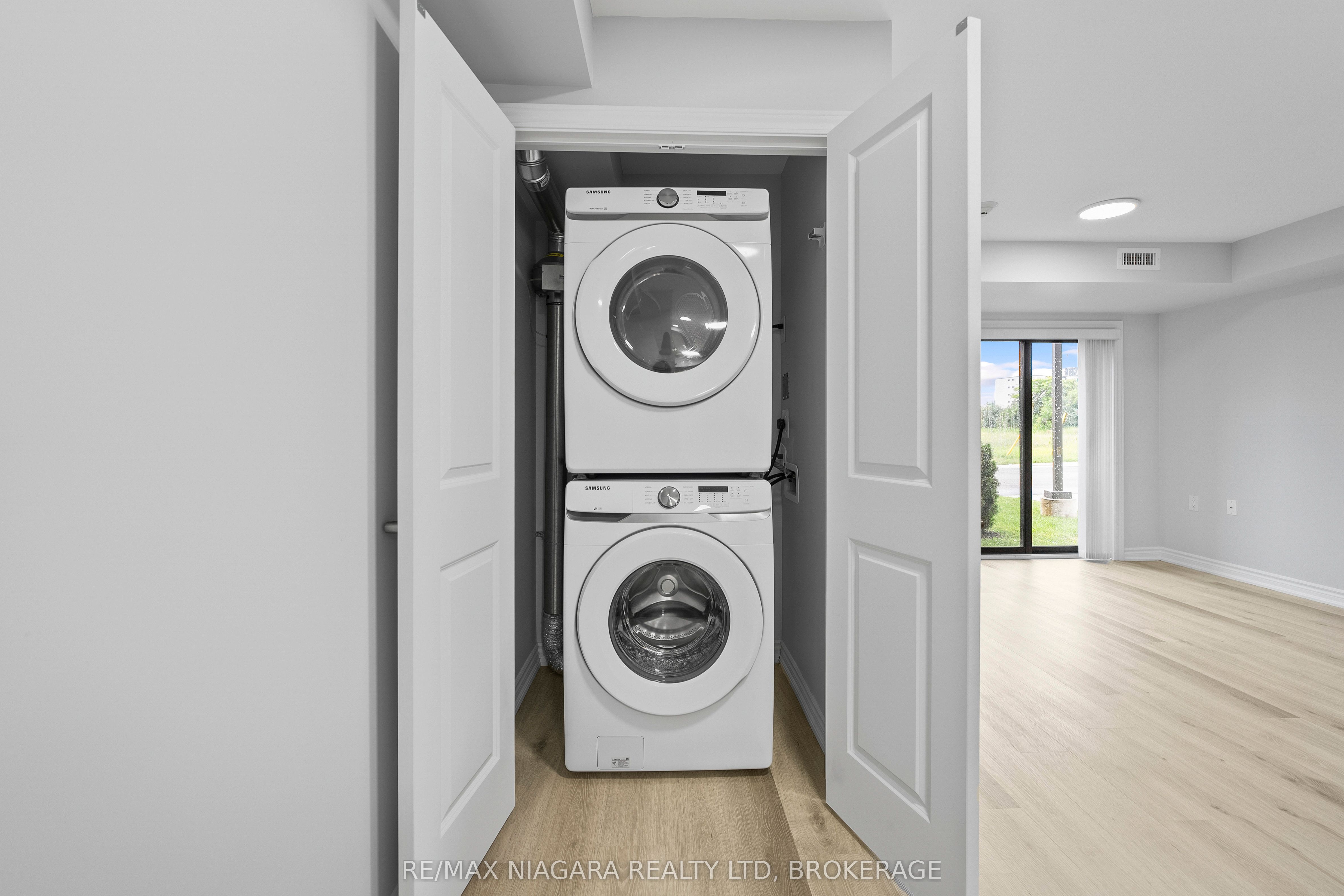 63 Vine St S Property Photo 9