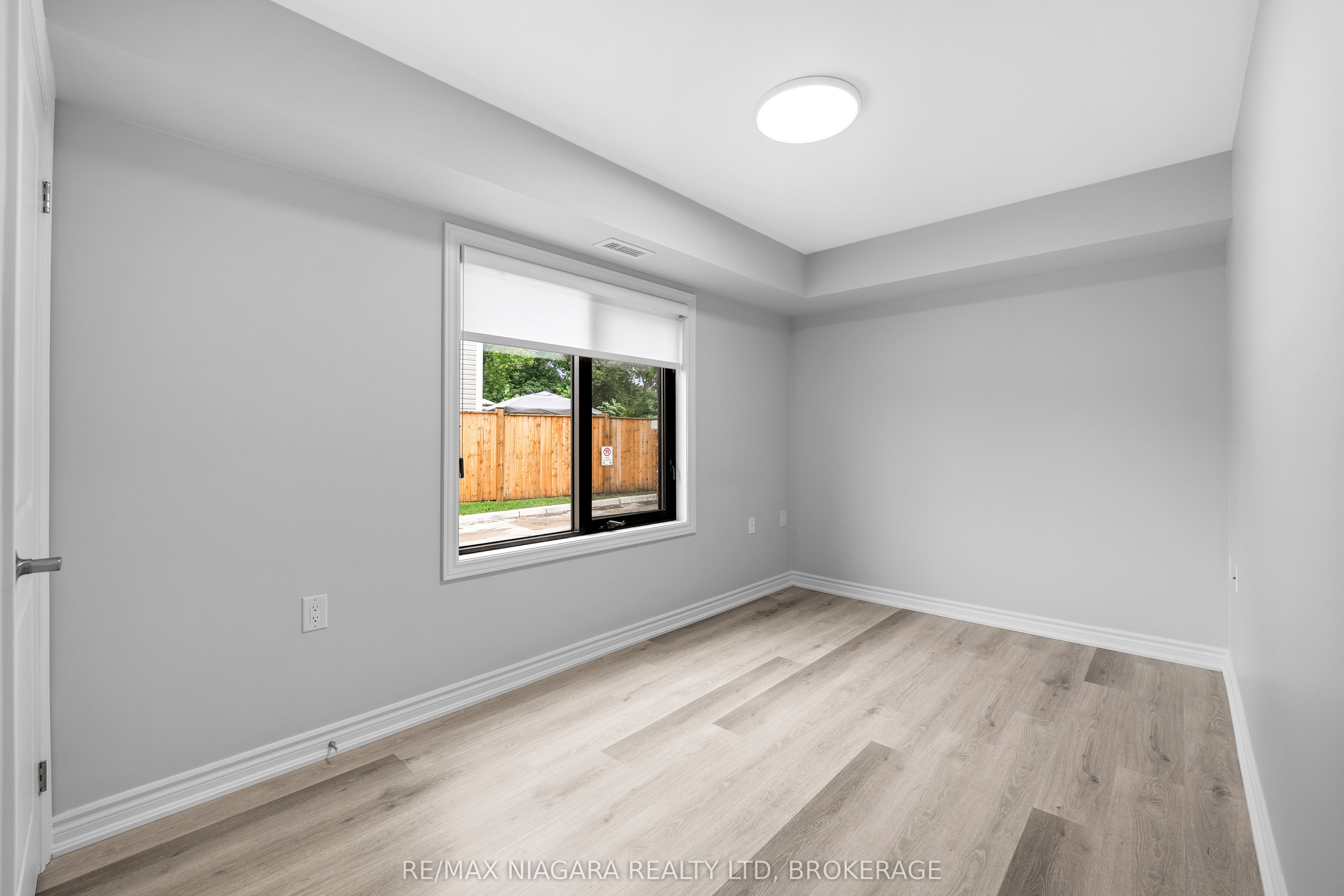 63 Vine St S Property Photo 11