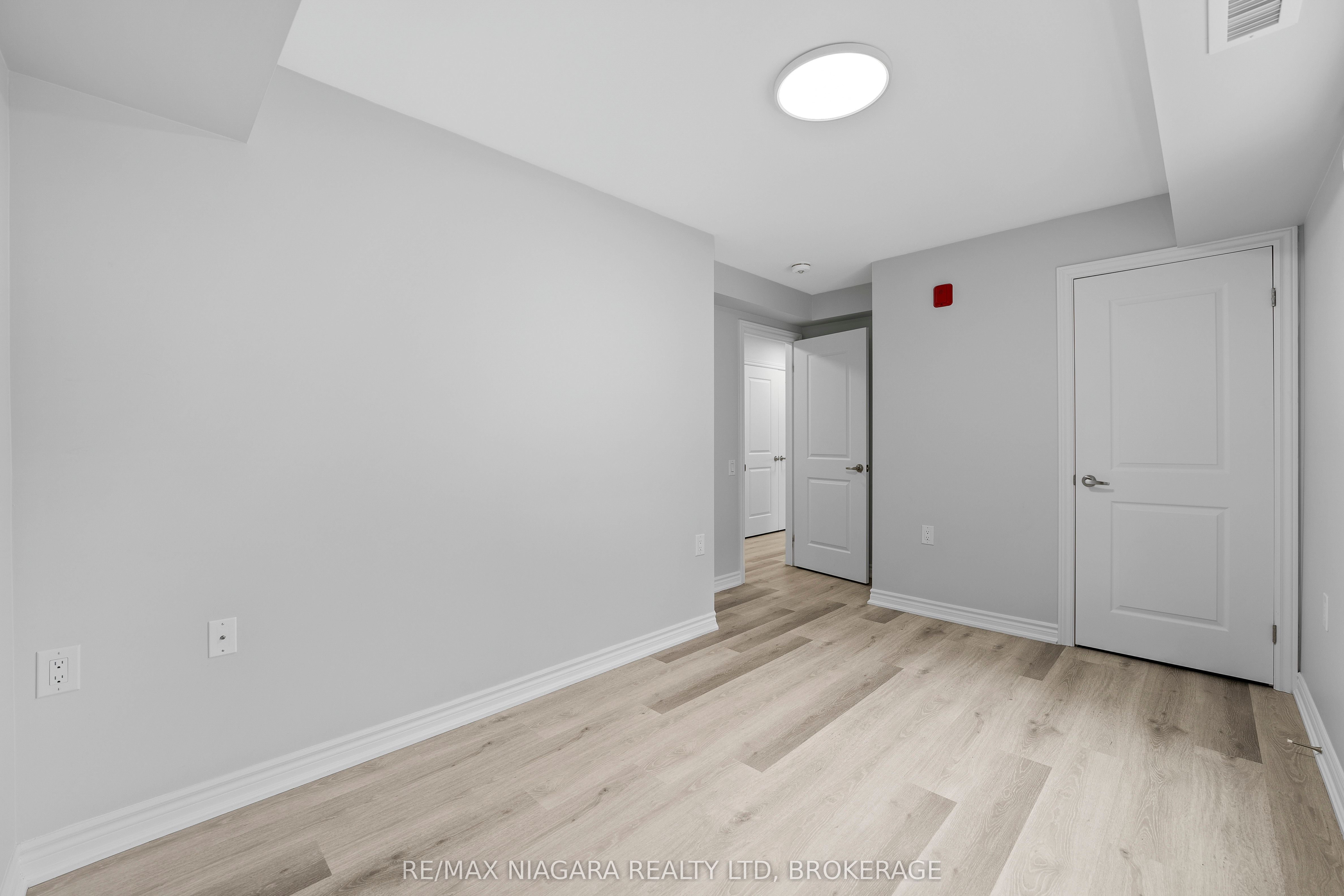 63 Vine St S Property Photo 12