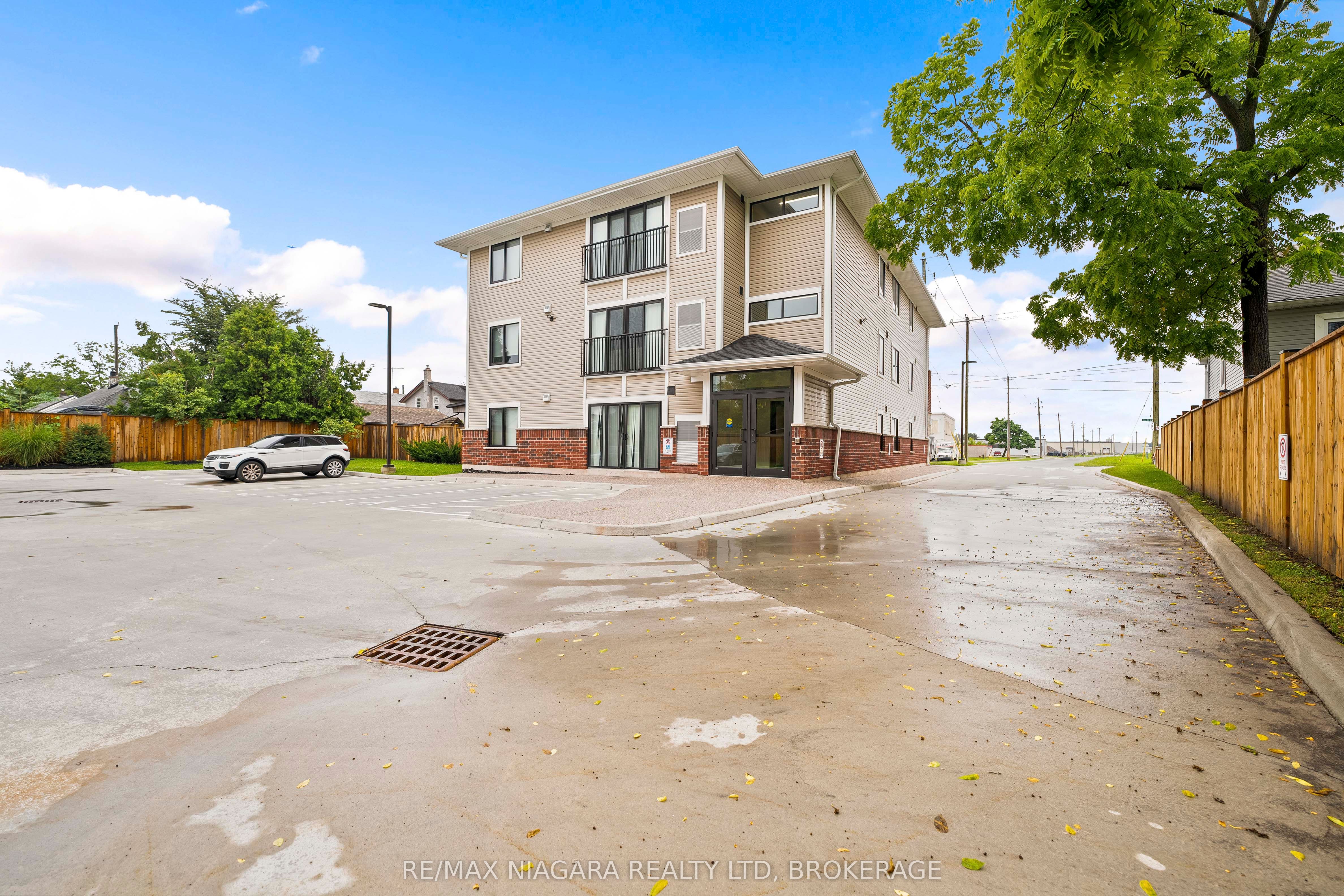 63 Vine St S Property Photo 17