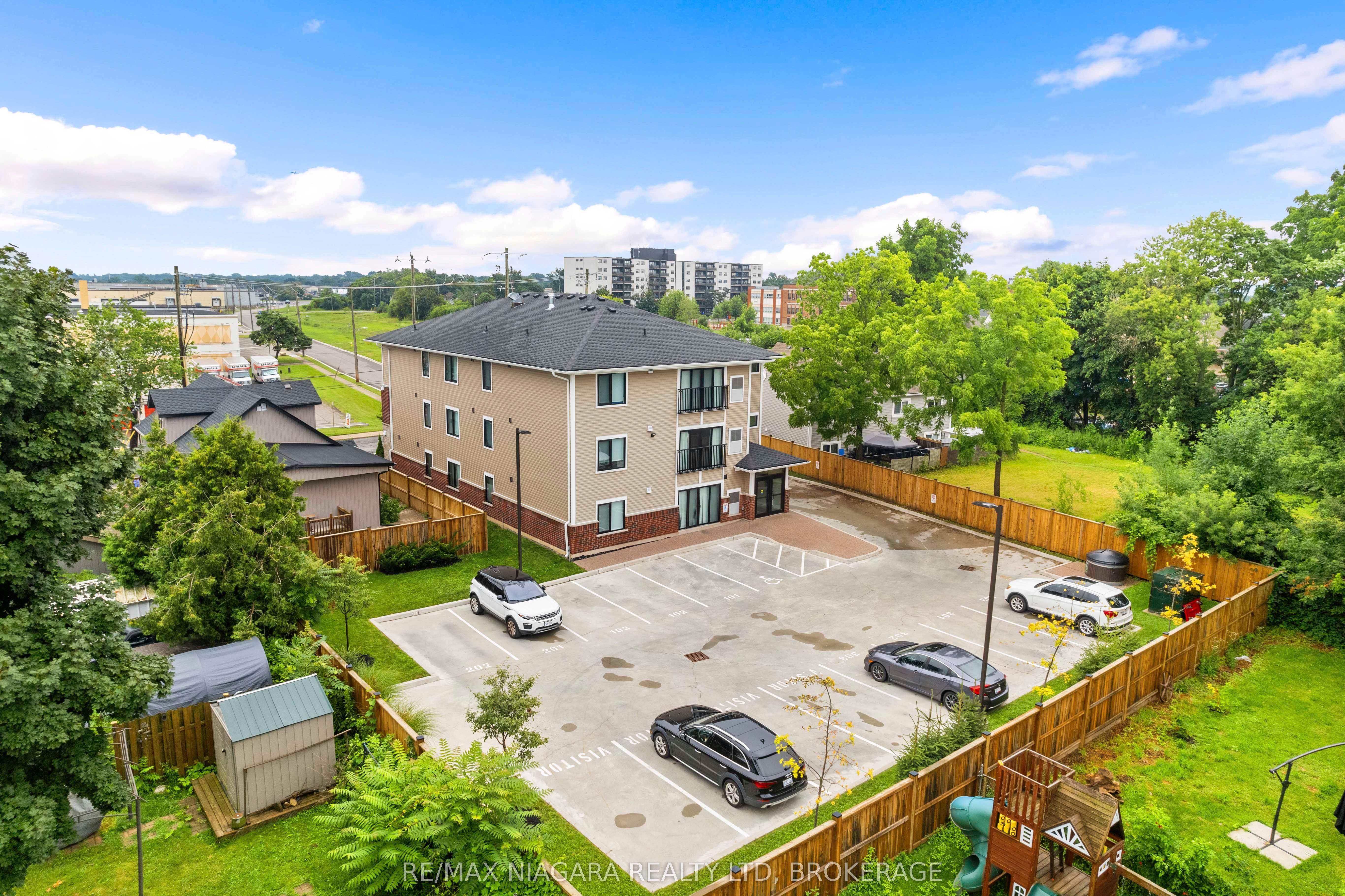 63 Vine St S Property Photo 18