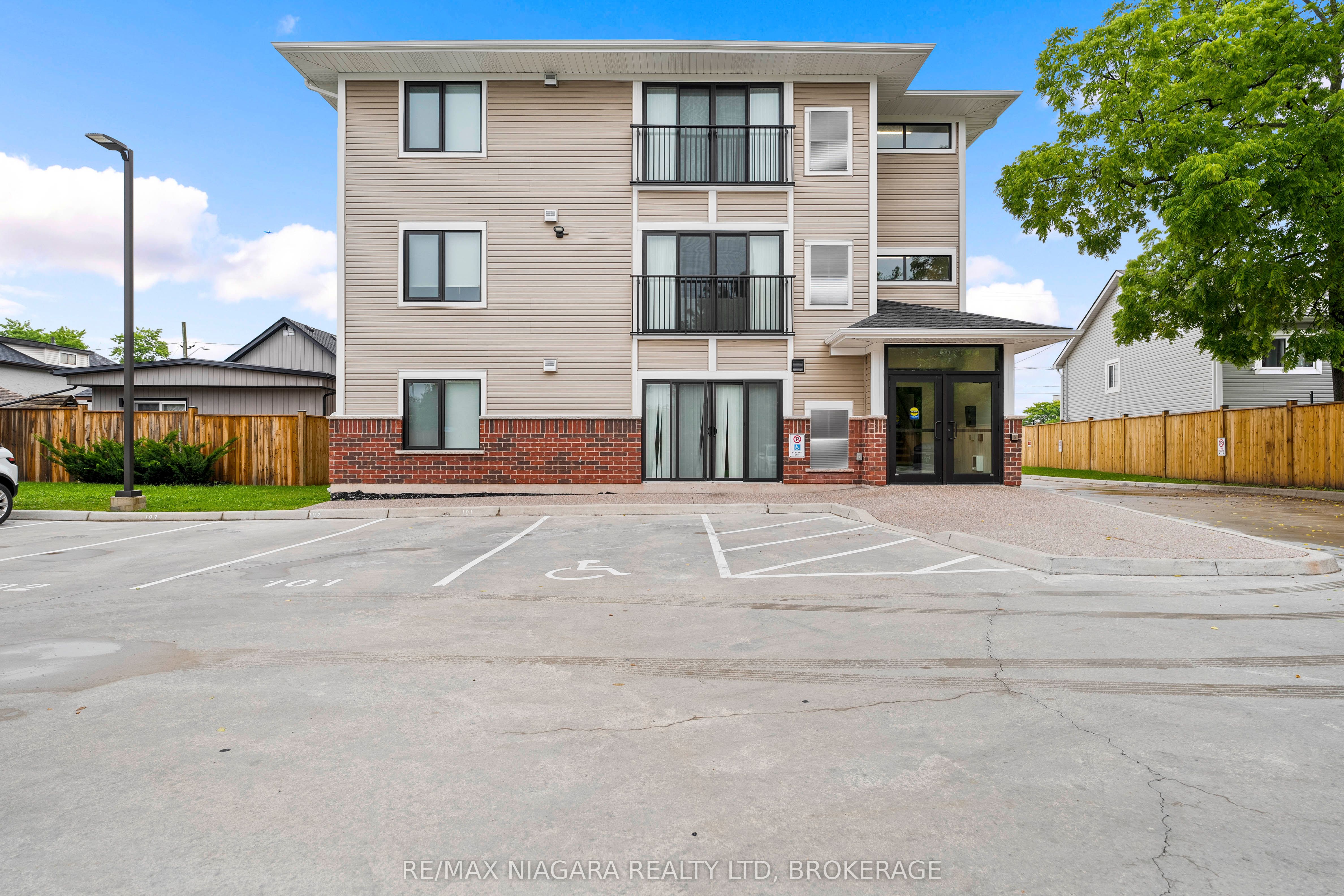 63 Vine St S Property Photo 21