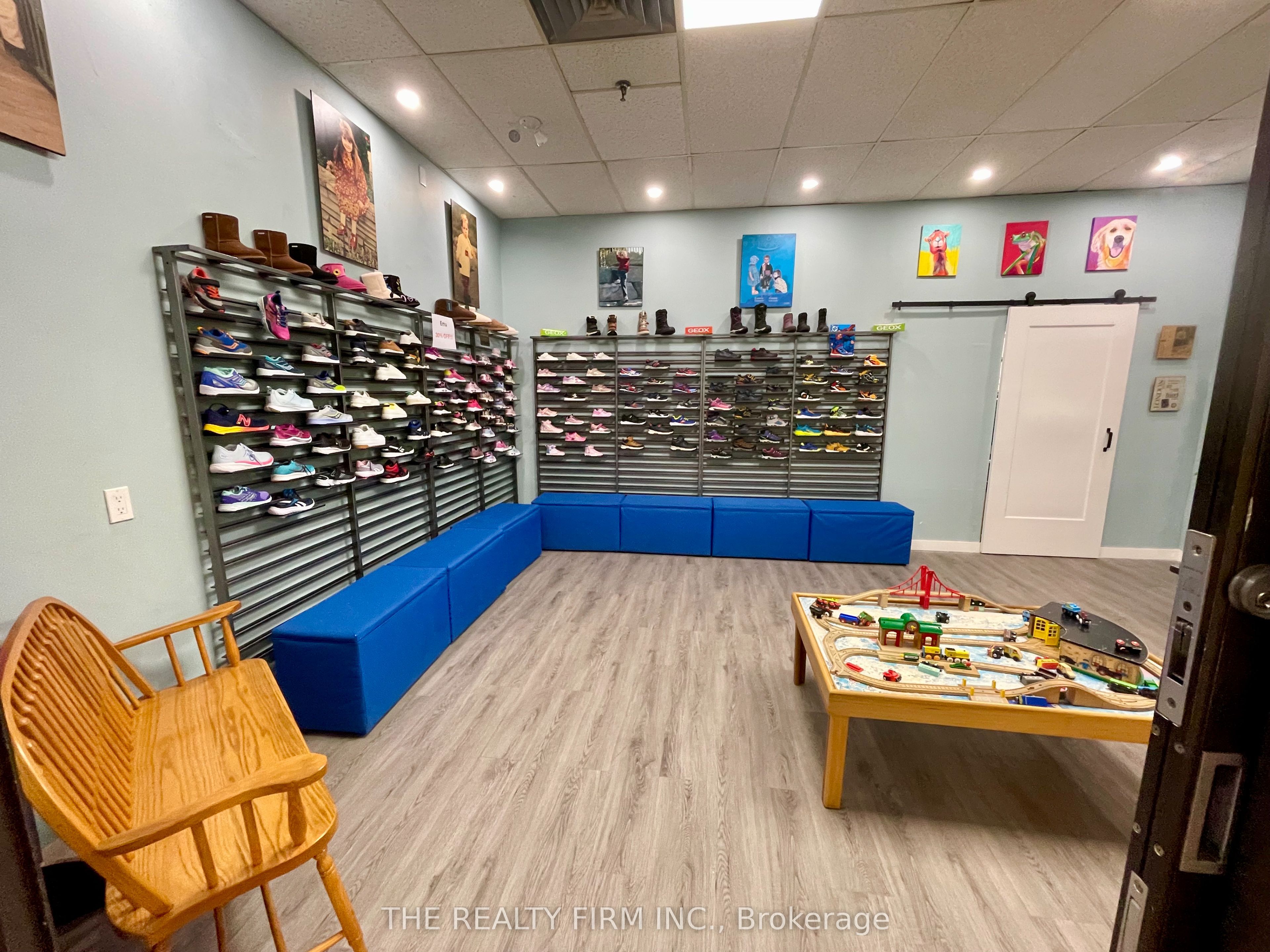 1225 Wonderland Road N 19 Property Photo 14