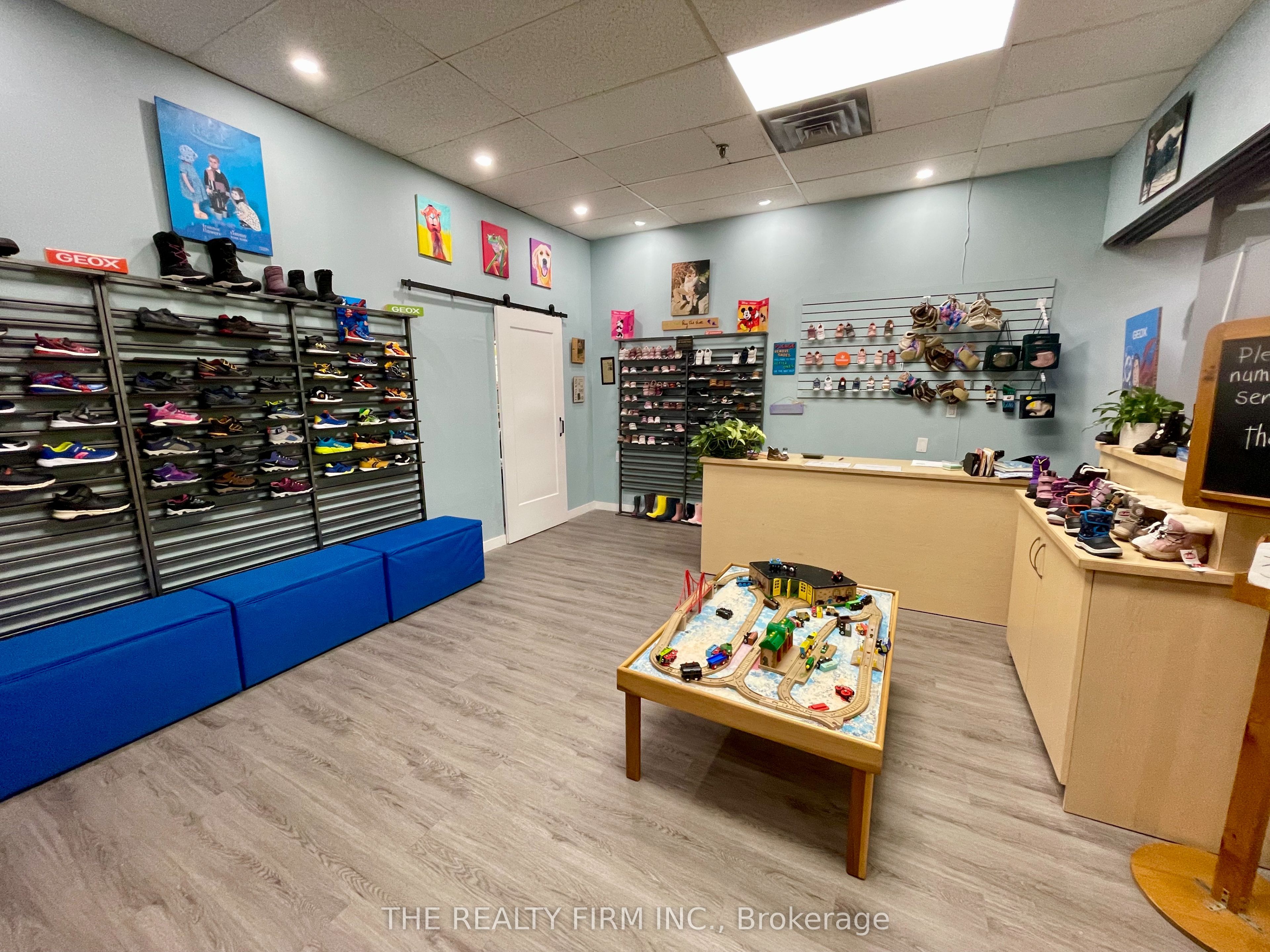 1225 Wonderland Road N 19 Property Photo 16